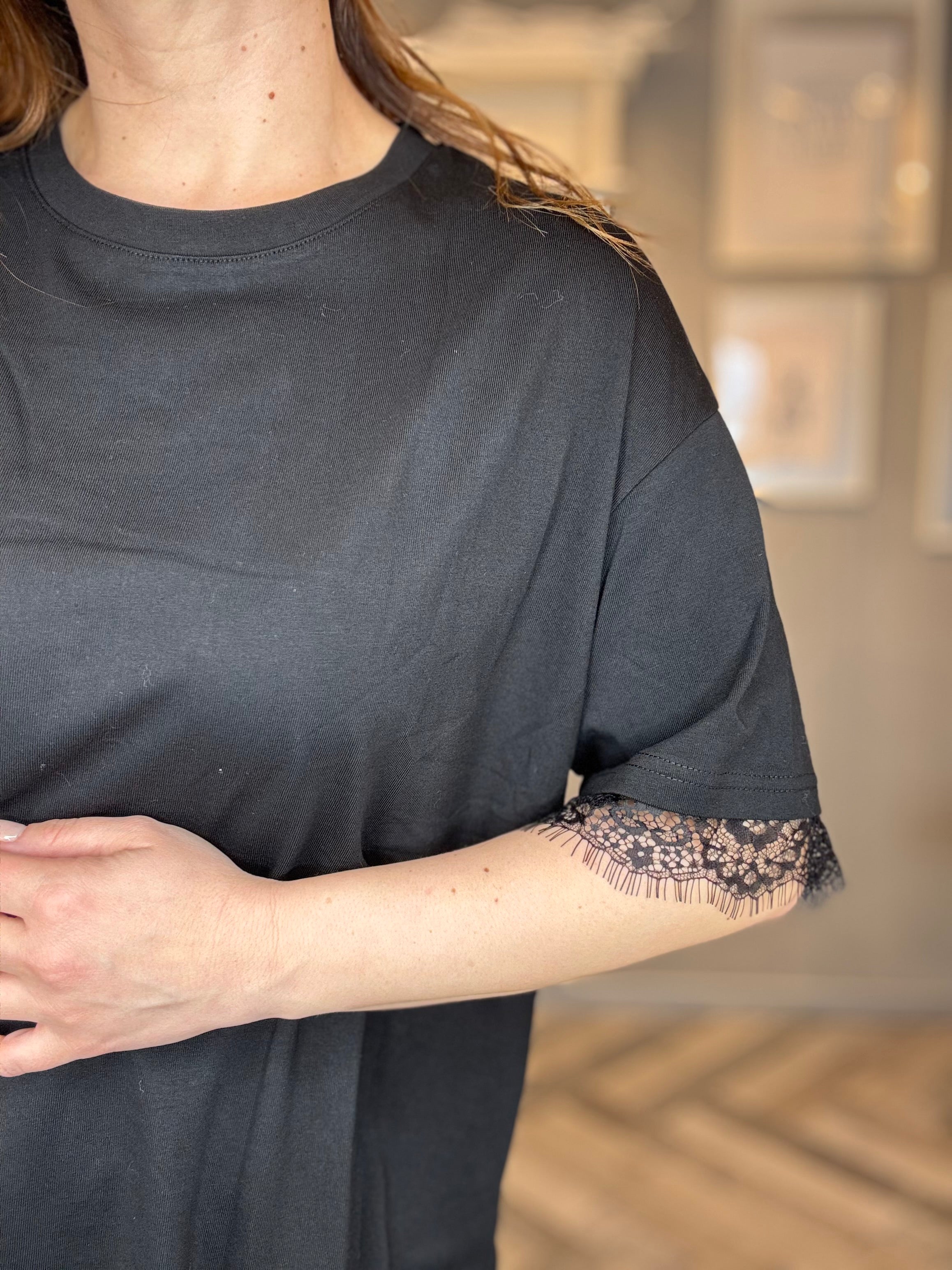 T-shirt over pizzo details nera