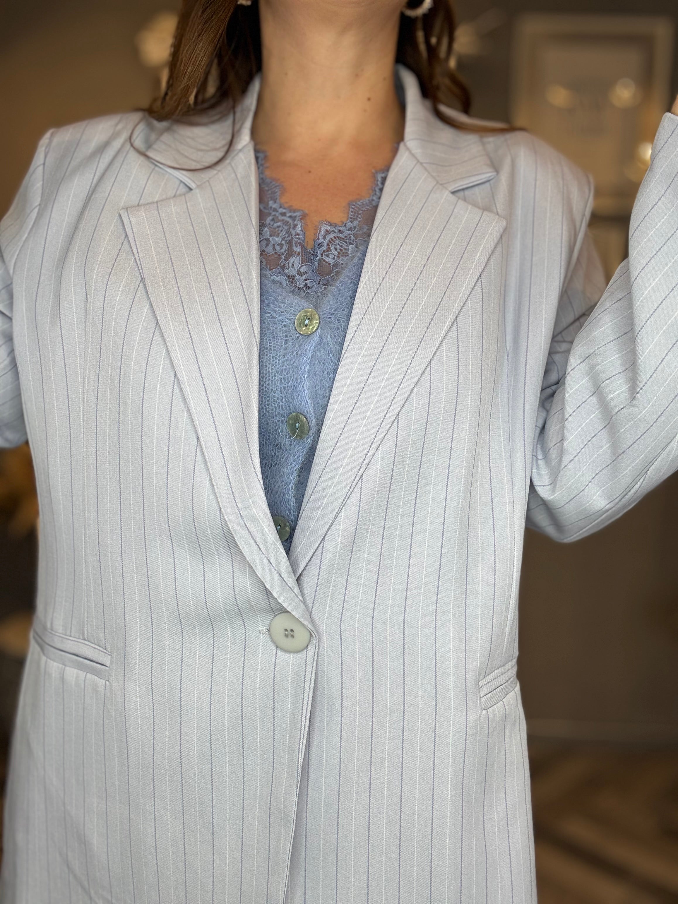 Tailleur a righe celeste polvere