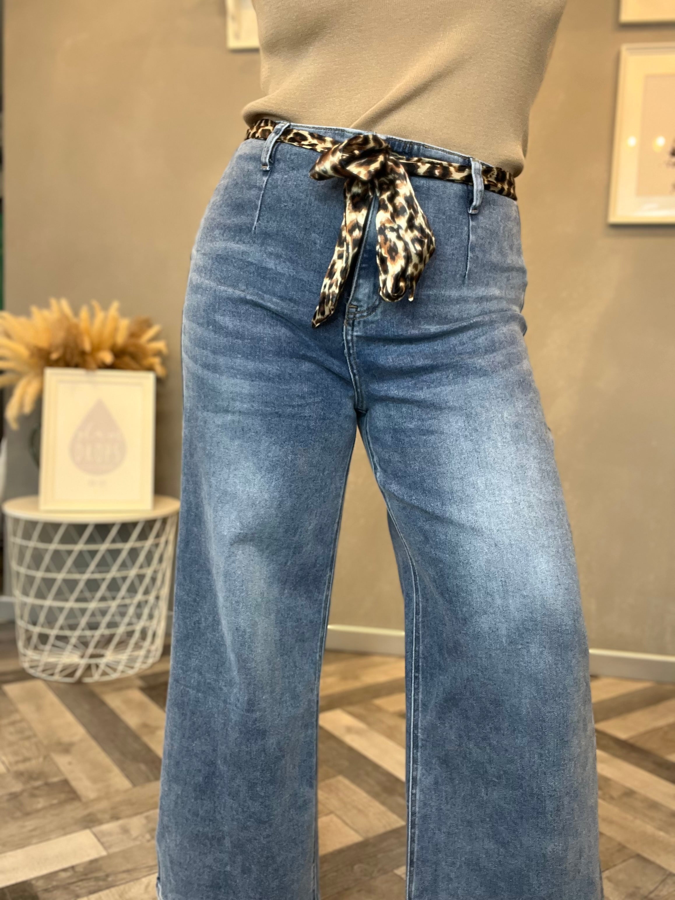 Jeans wide leg con cintura leopardata