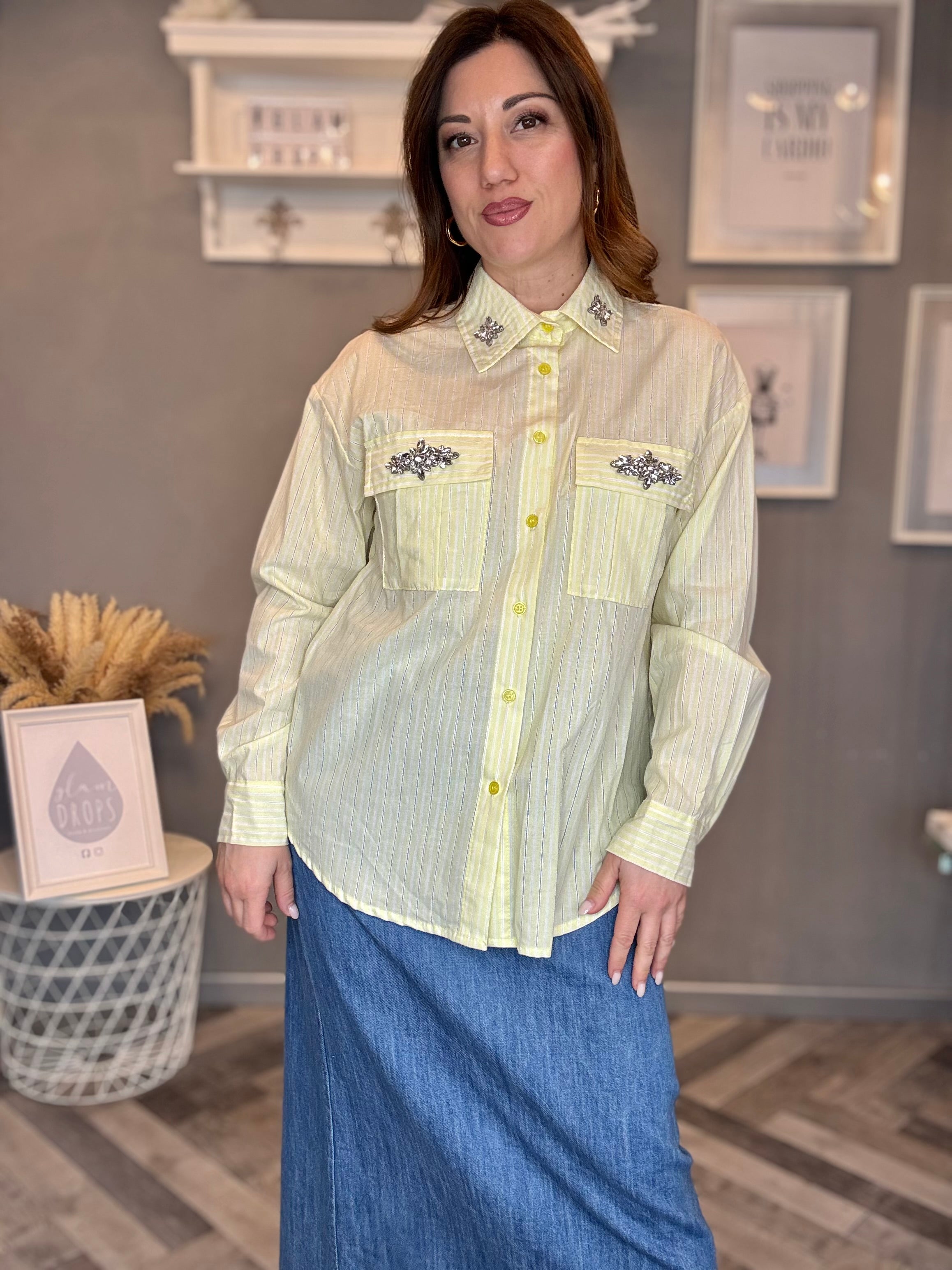 Camicia giallo pastello a righe con applicazioni gioiello