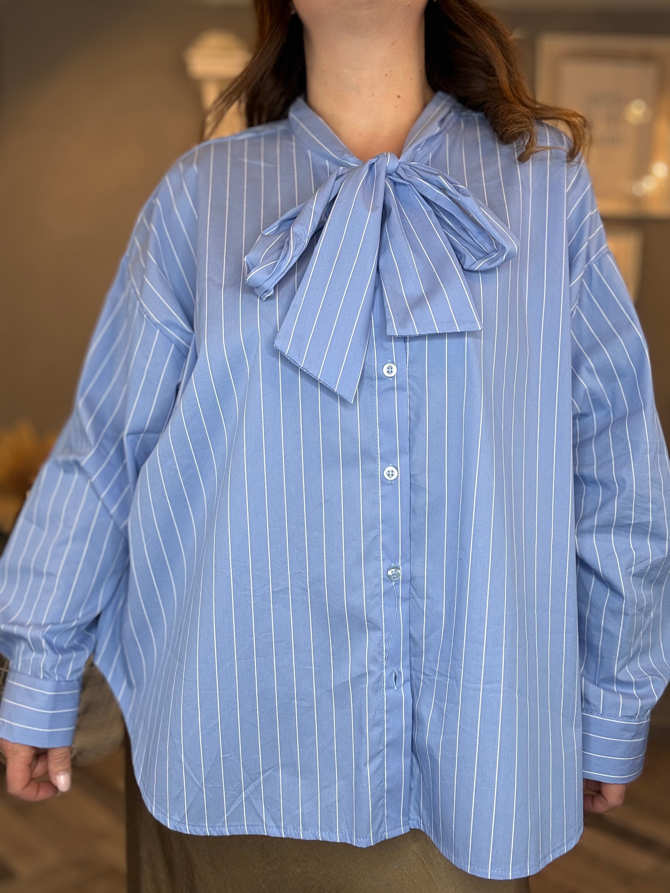 Camicia celeste a righe bianche con fiocco