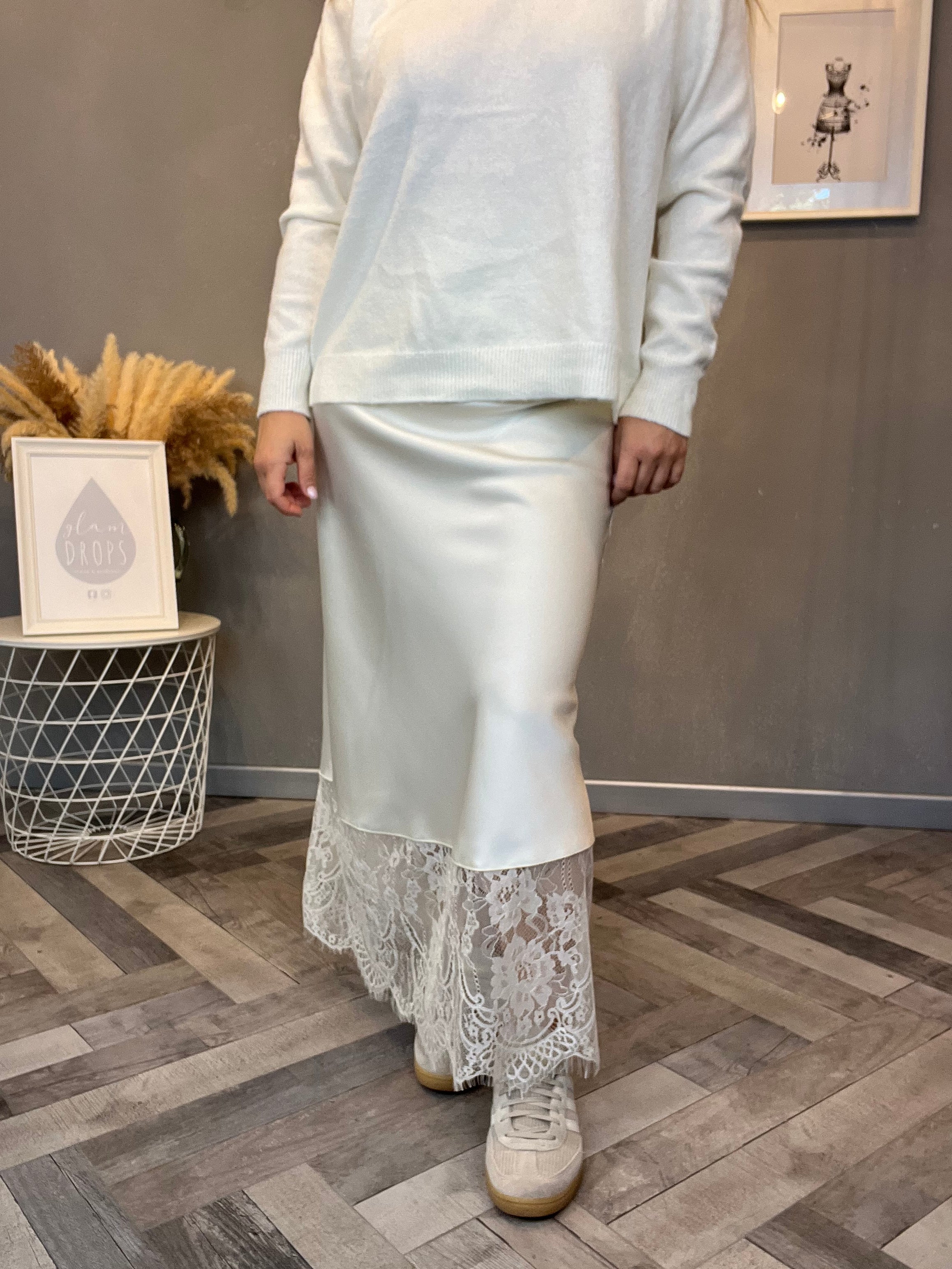 Gonna in satin con pizzo panna