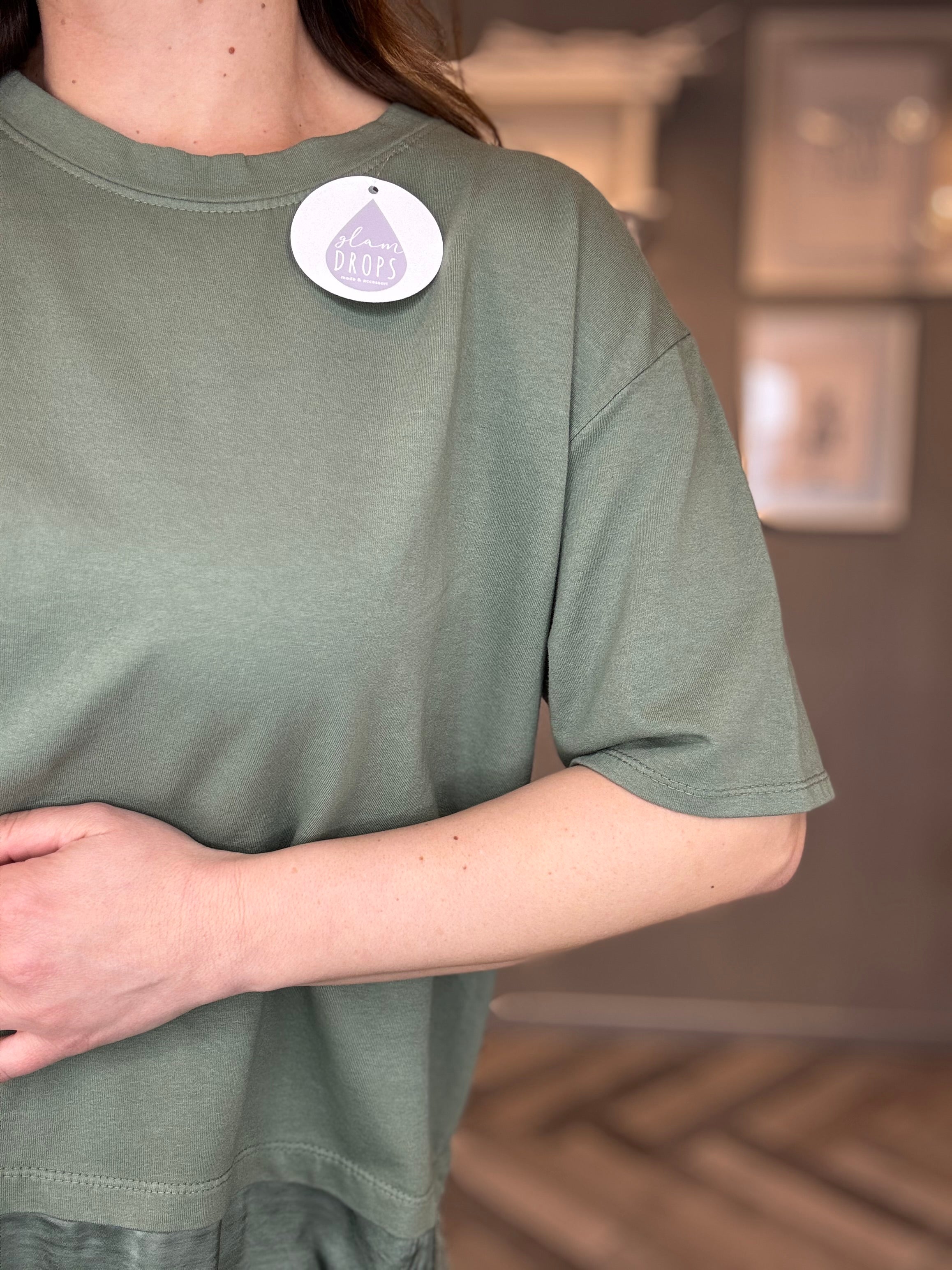 T-shirt verde militare con satin e pizzo