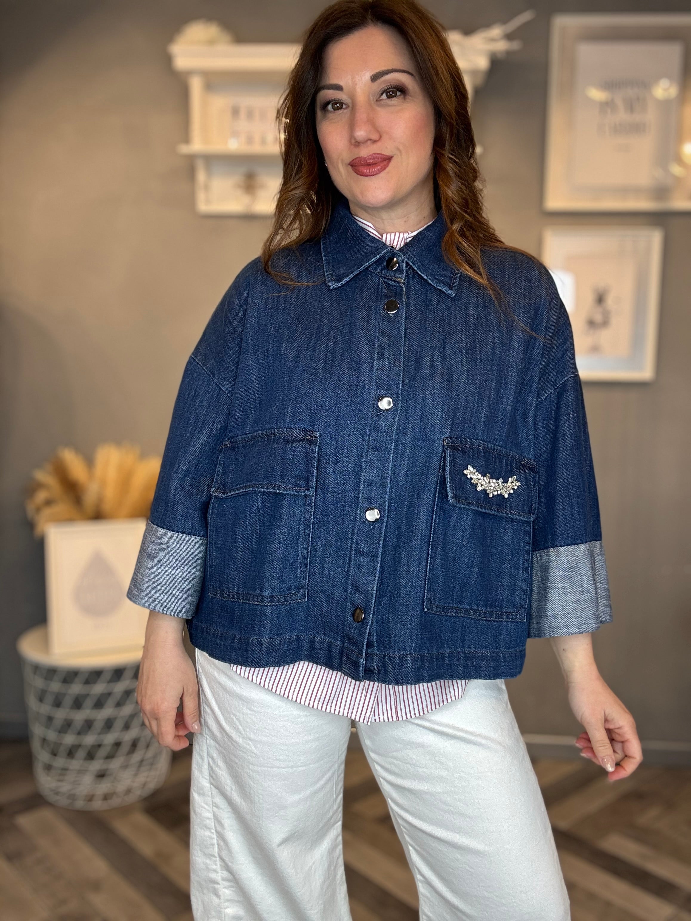 Giacca crop con cabochon denim