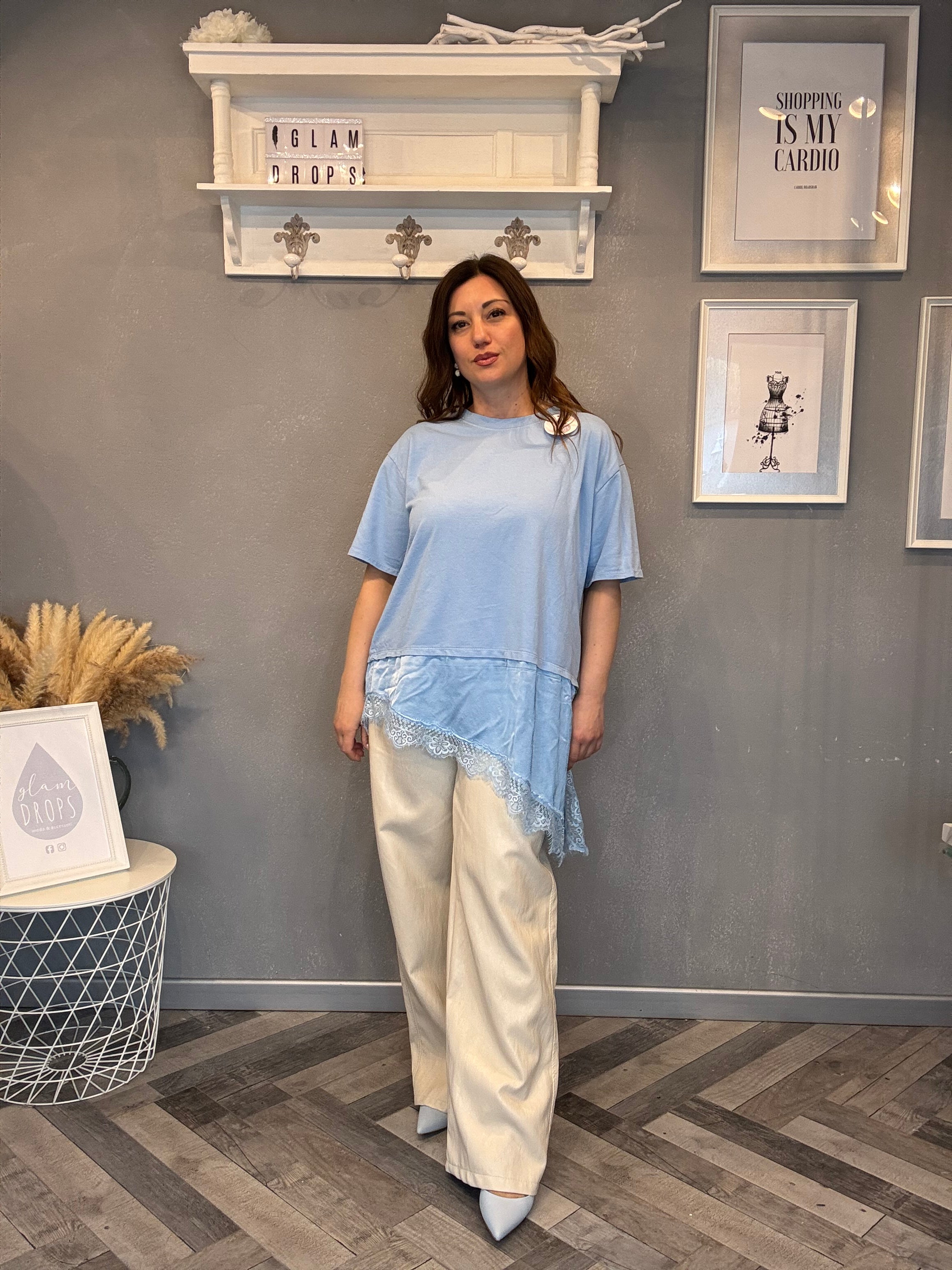 T-shirt celeste con satin e pizzo