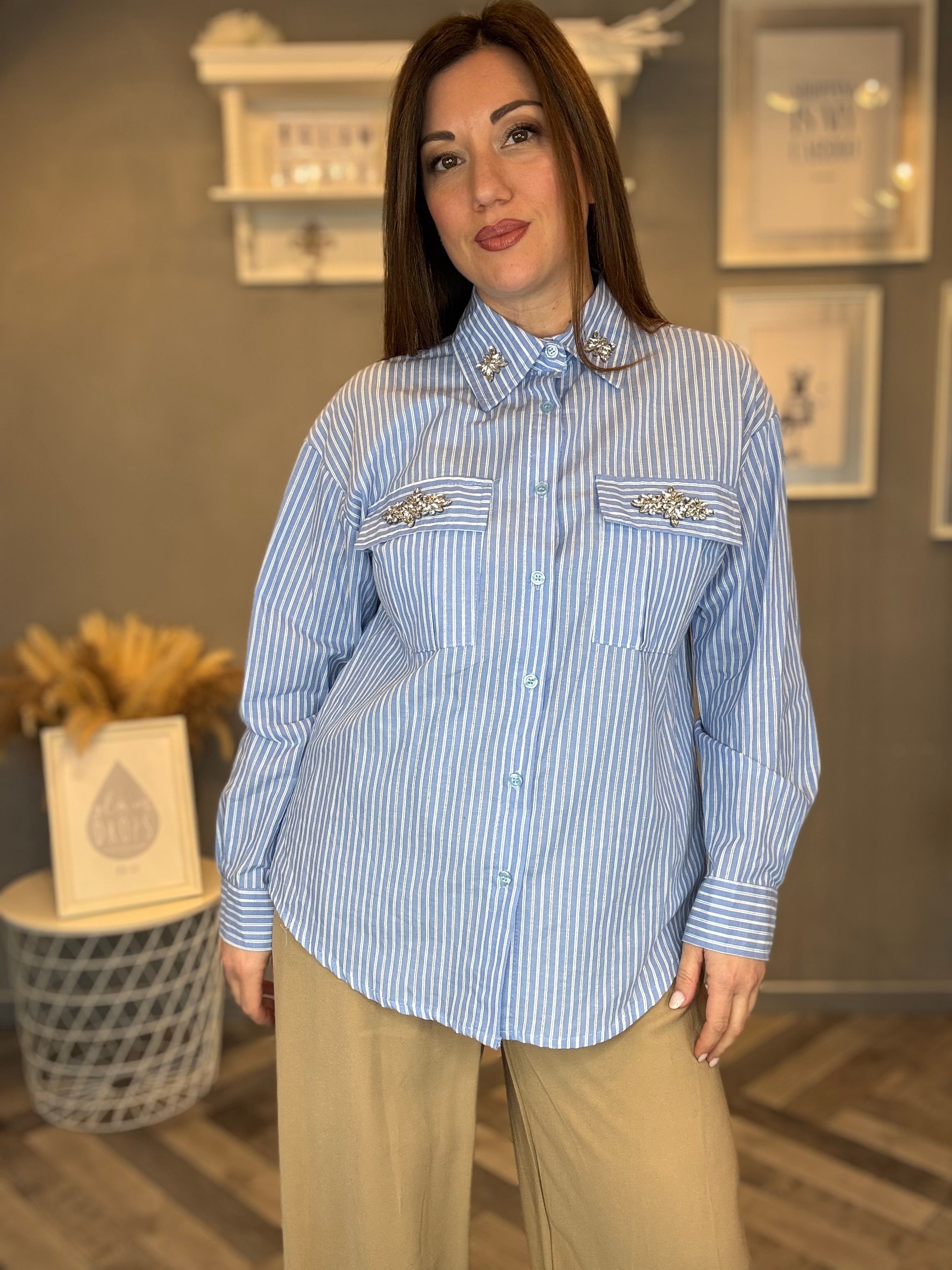 Camicia celeste a righe con applicazioni gioiello