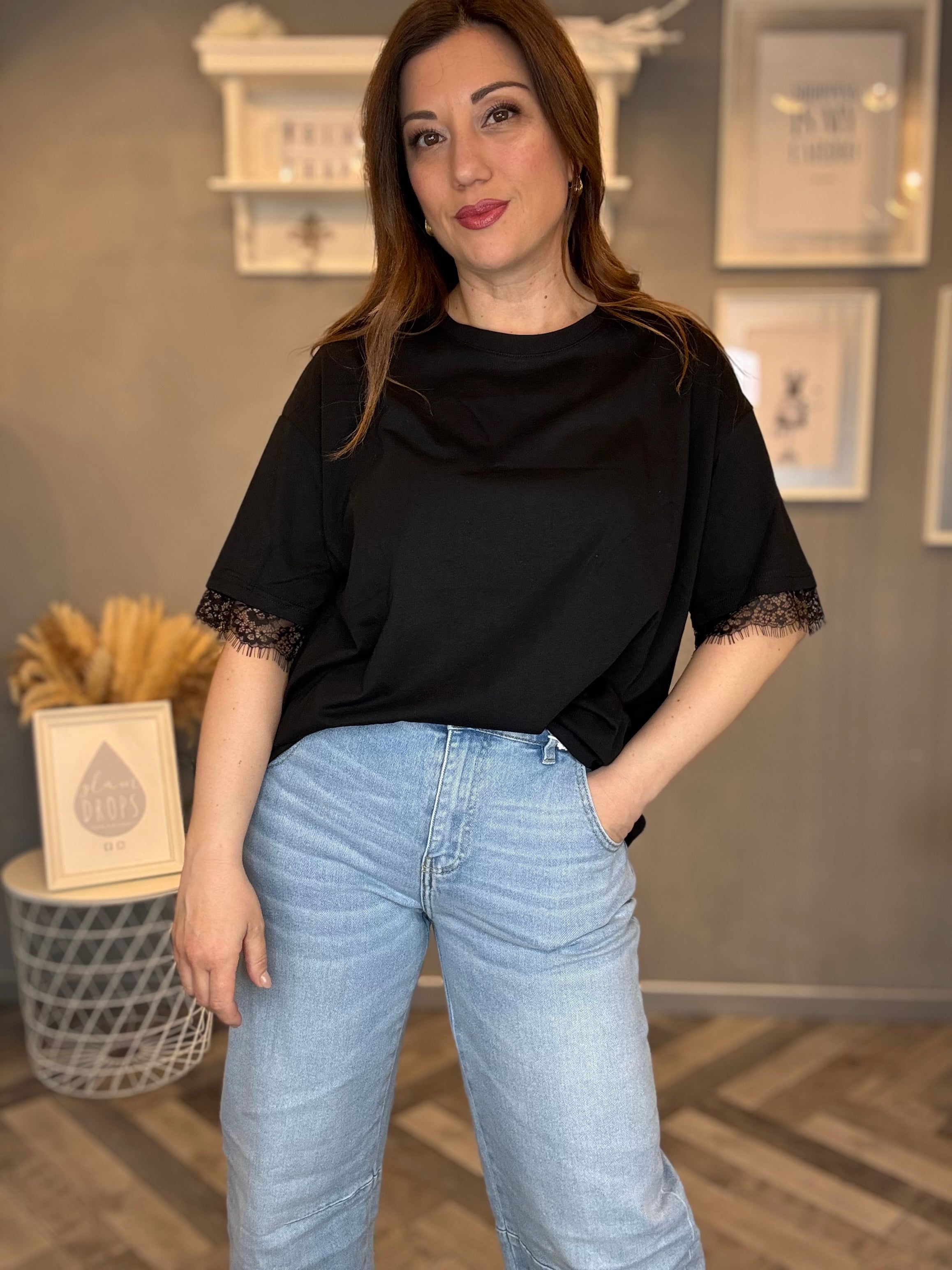 T-shirt over pizzo details nera