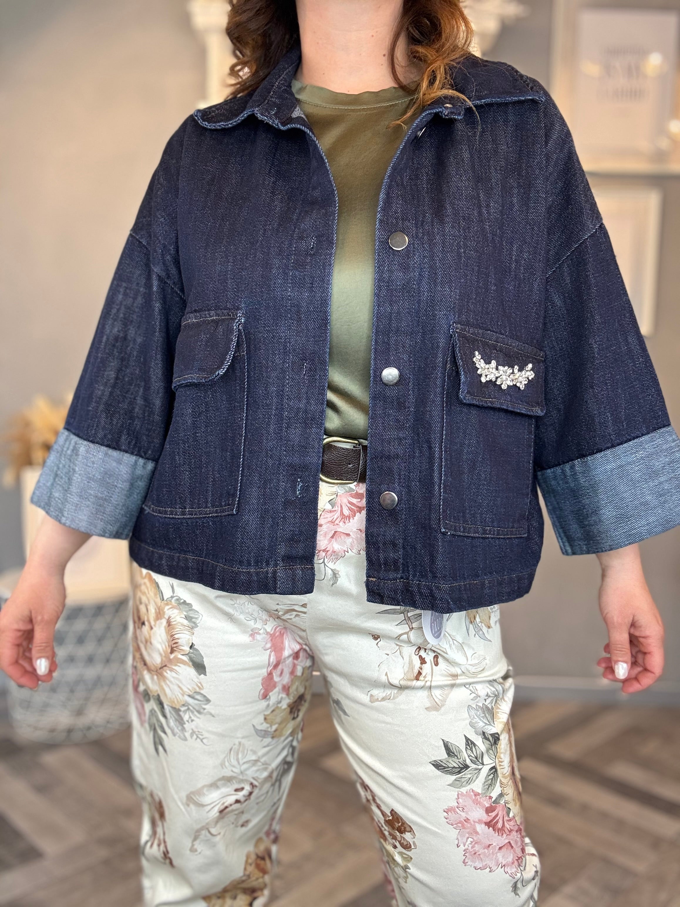 Giacca crop denim con dettagli gioiello