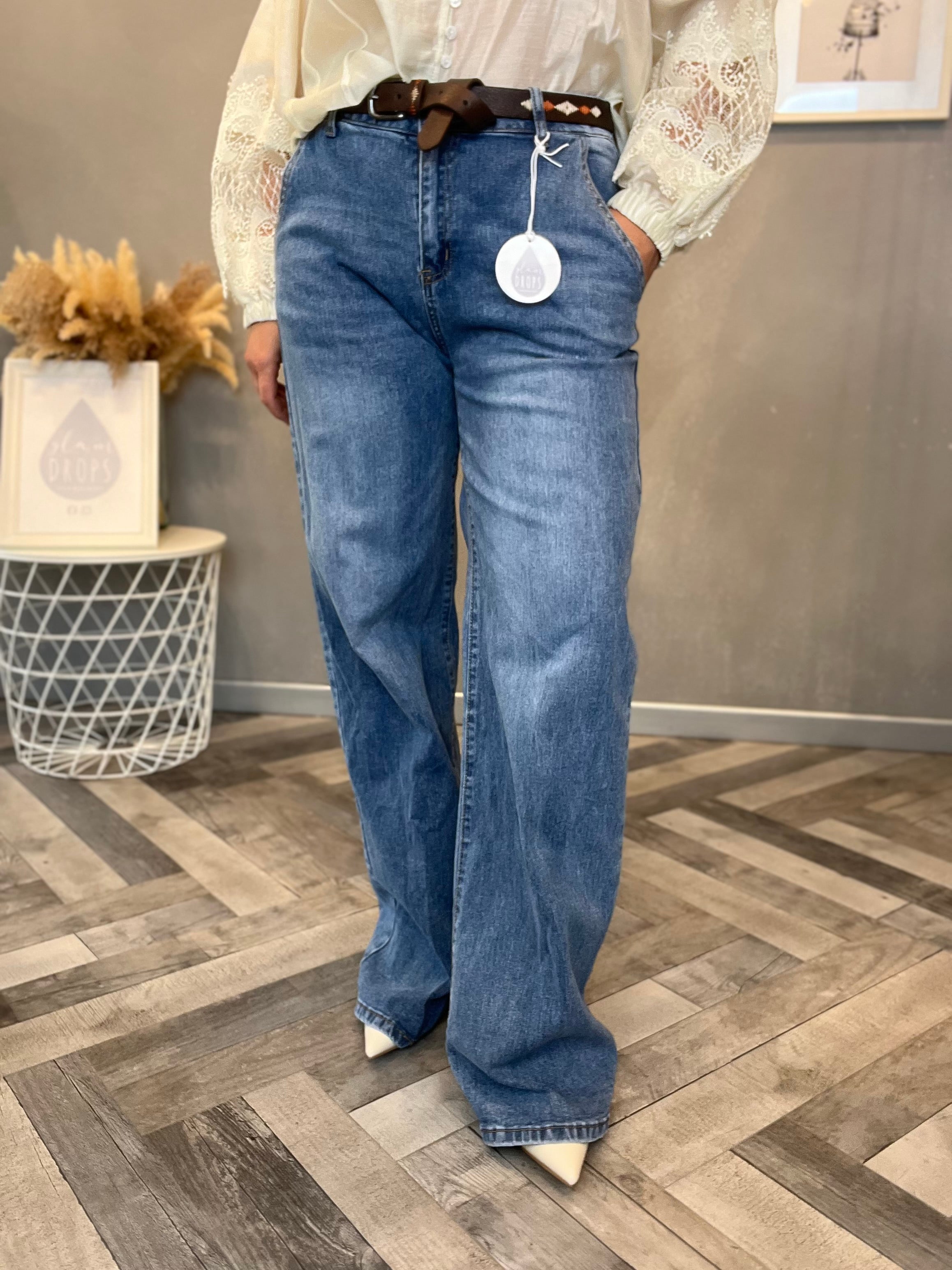Jeans con cintura ricamata