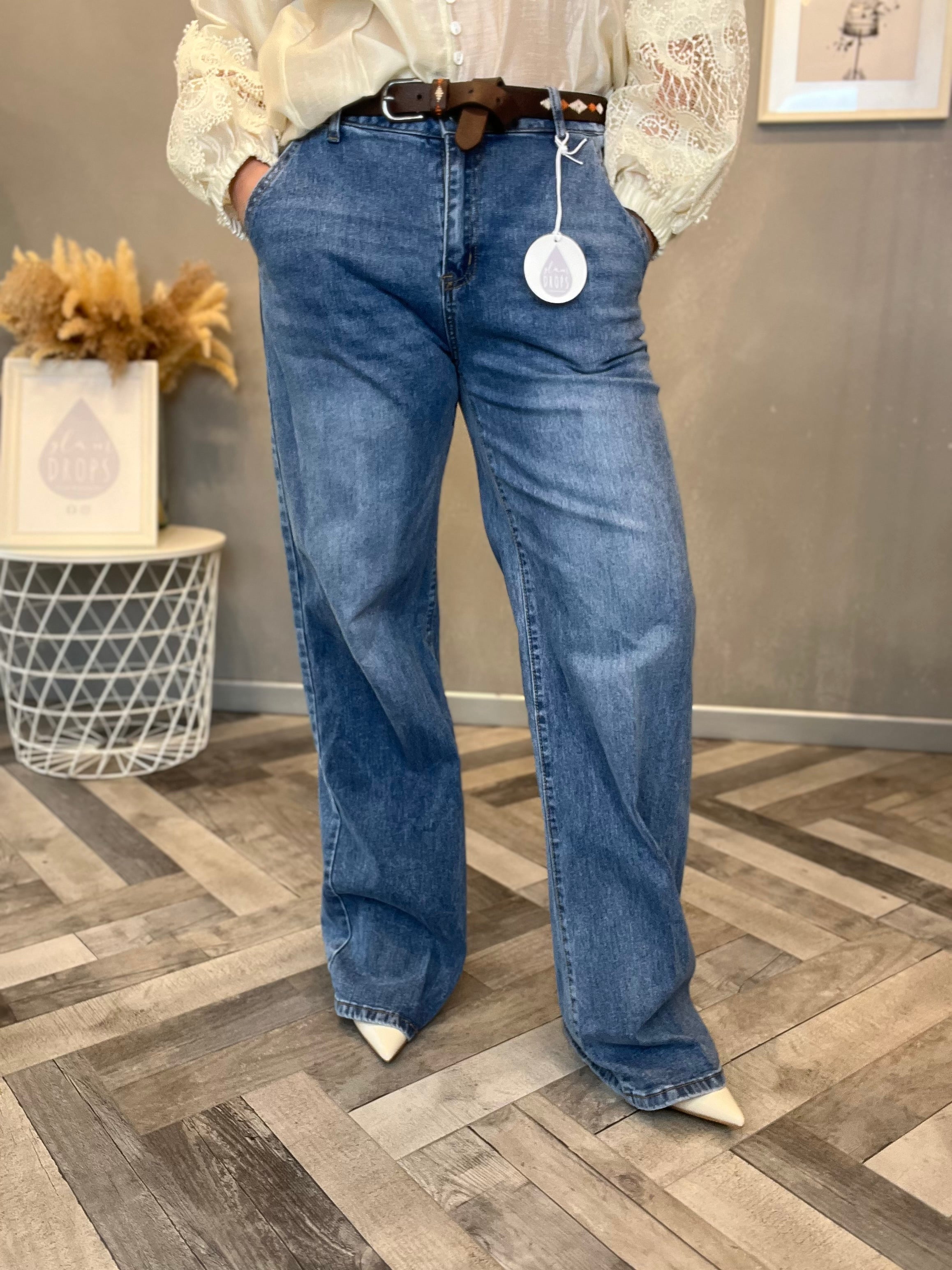 Jeans con cintura ricamata