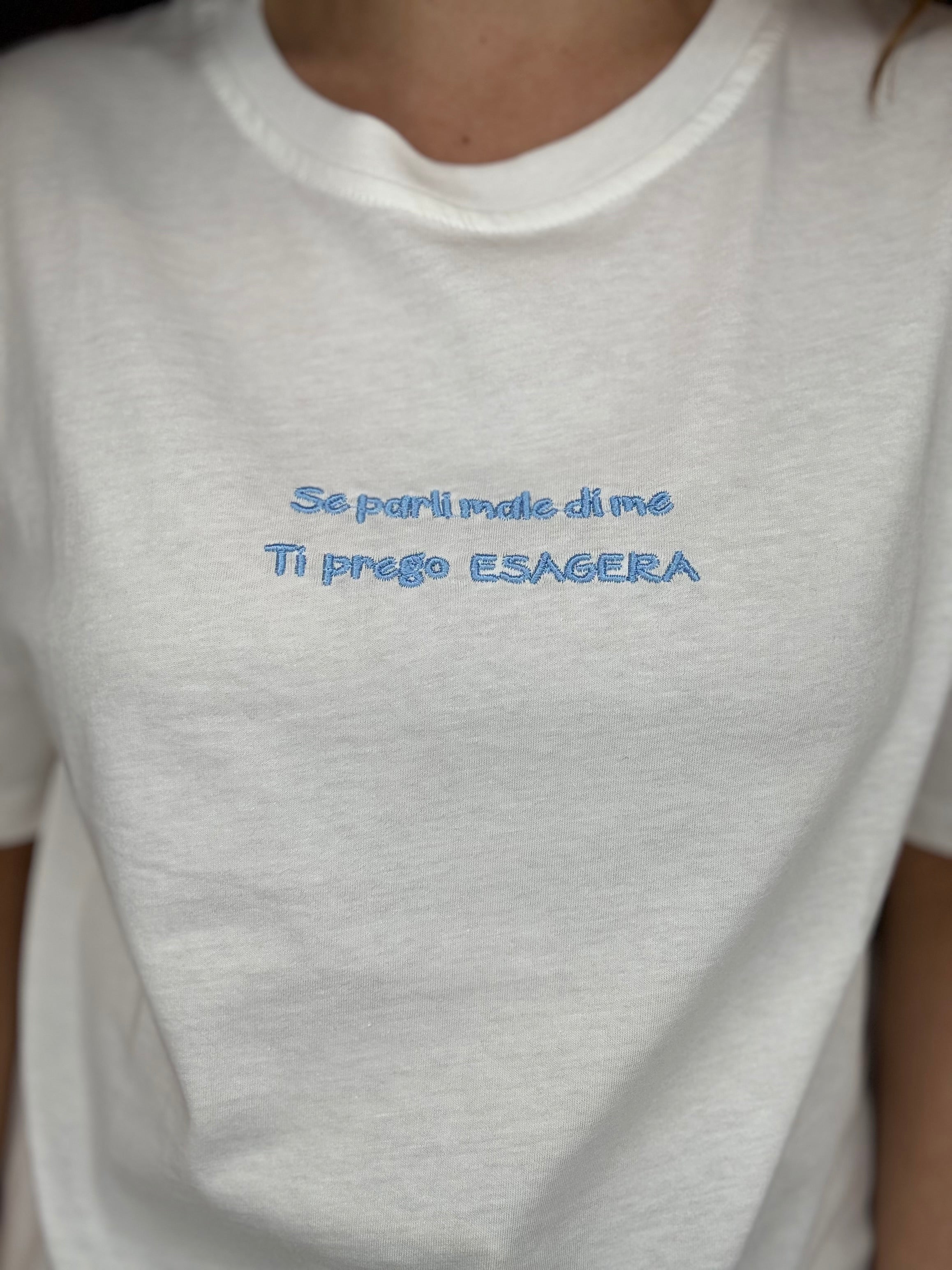 T-shirt Se parli male di me celeste
