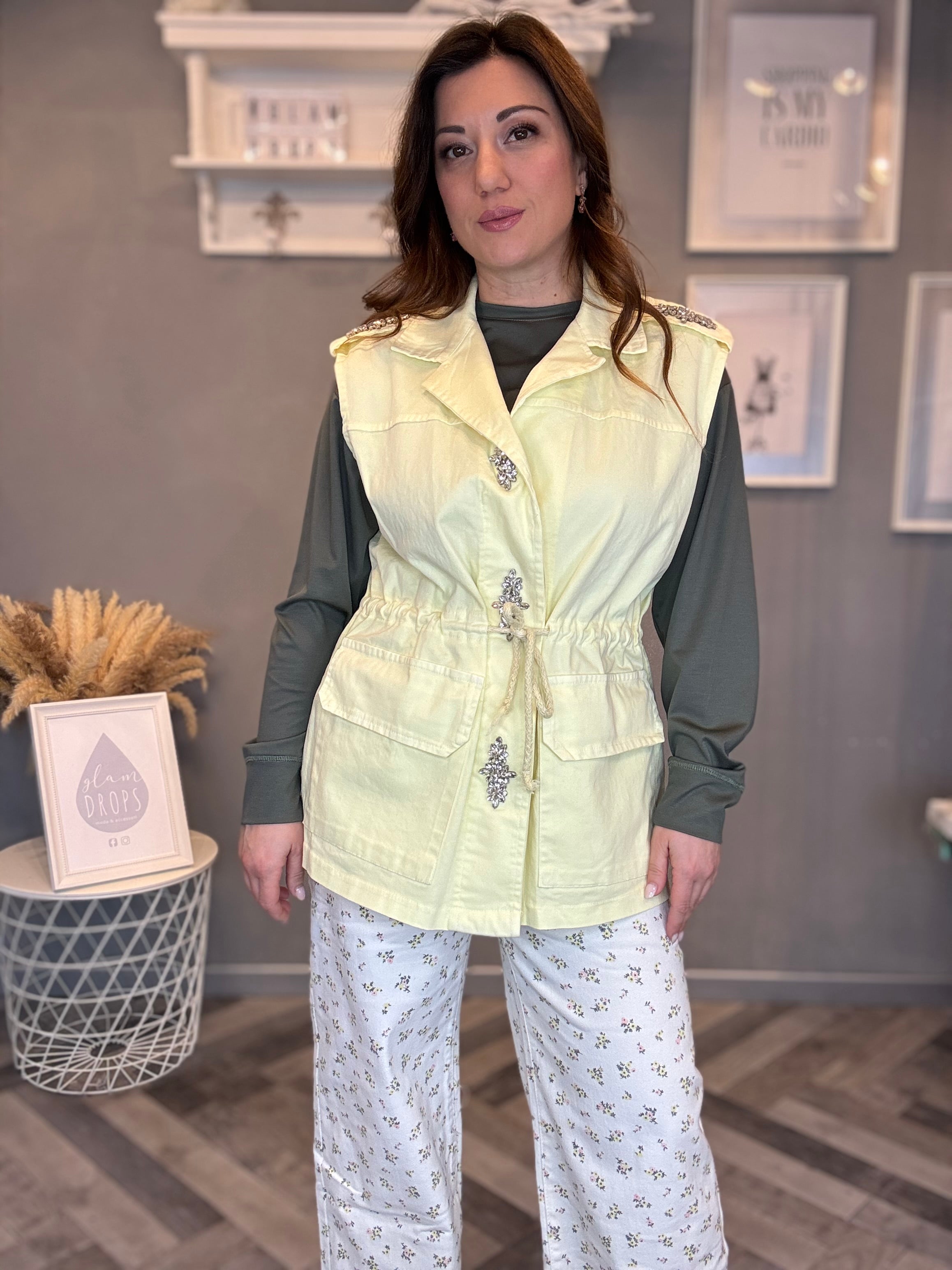 Gilet gioiello con cabochon giallo pastello