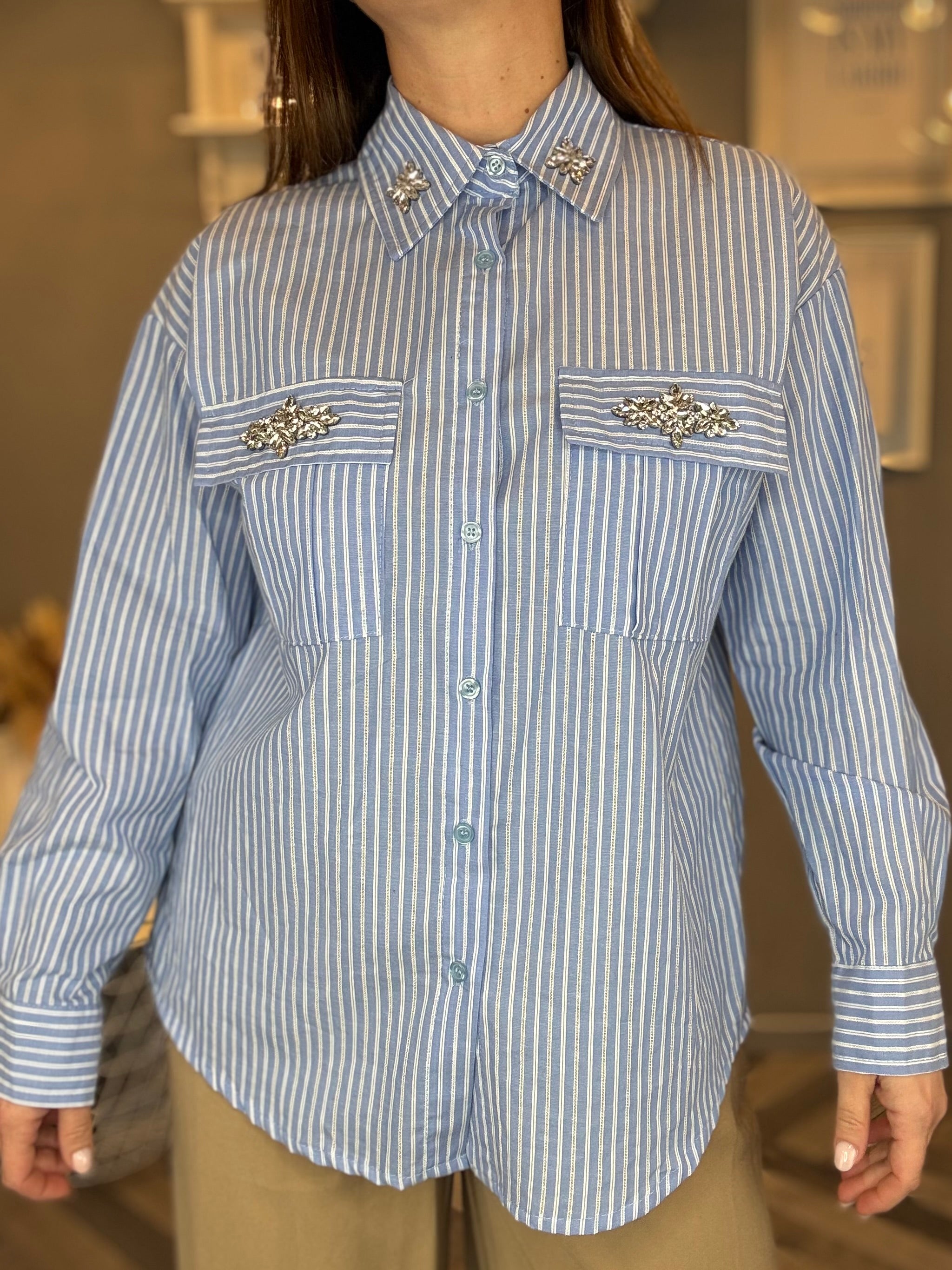 Camicia celeste a righe con applicazioni gioiello