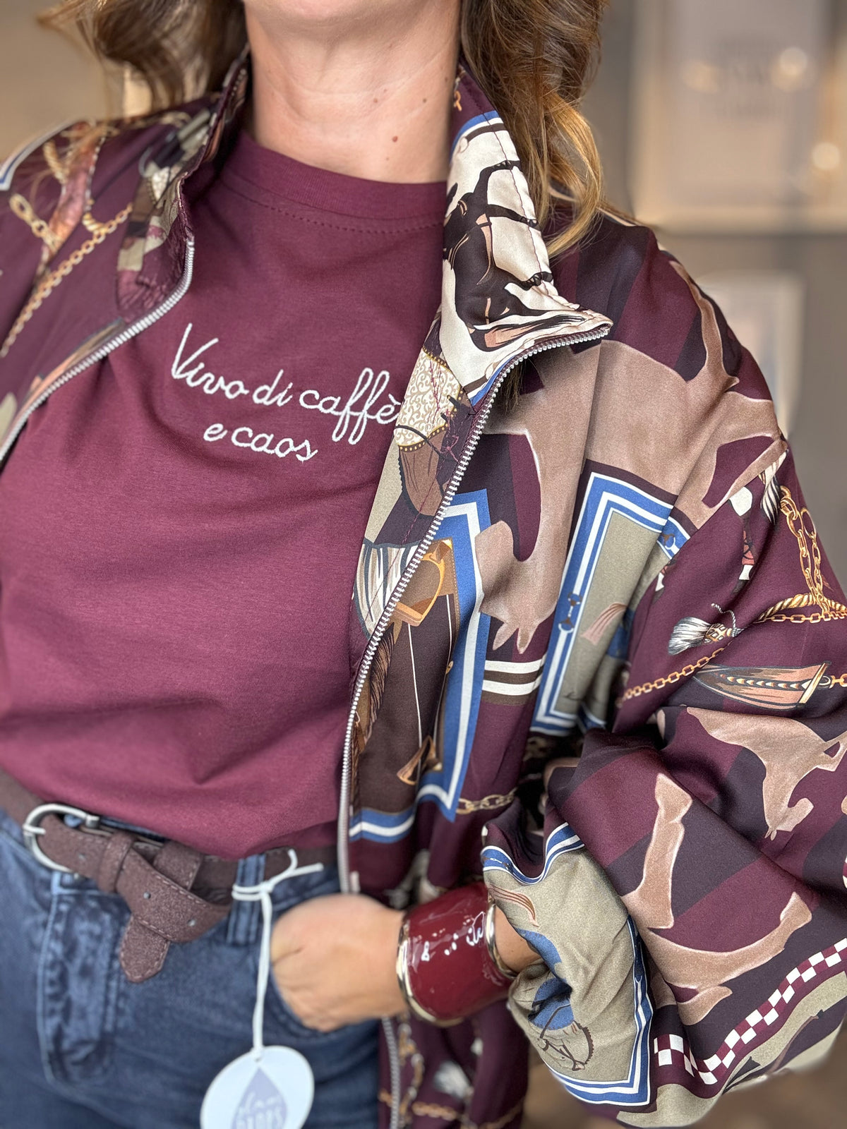 T-shirt Vivo di caffè e caos