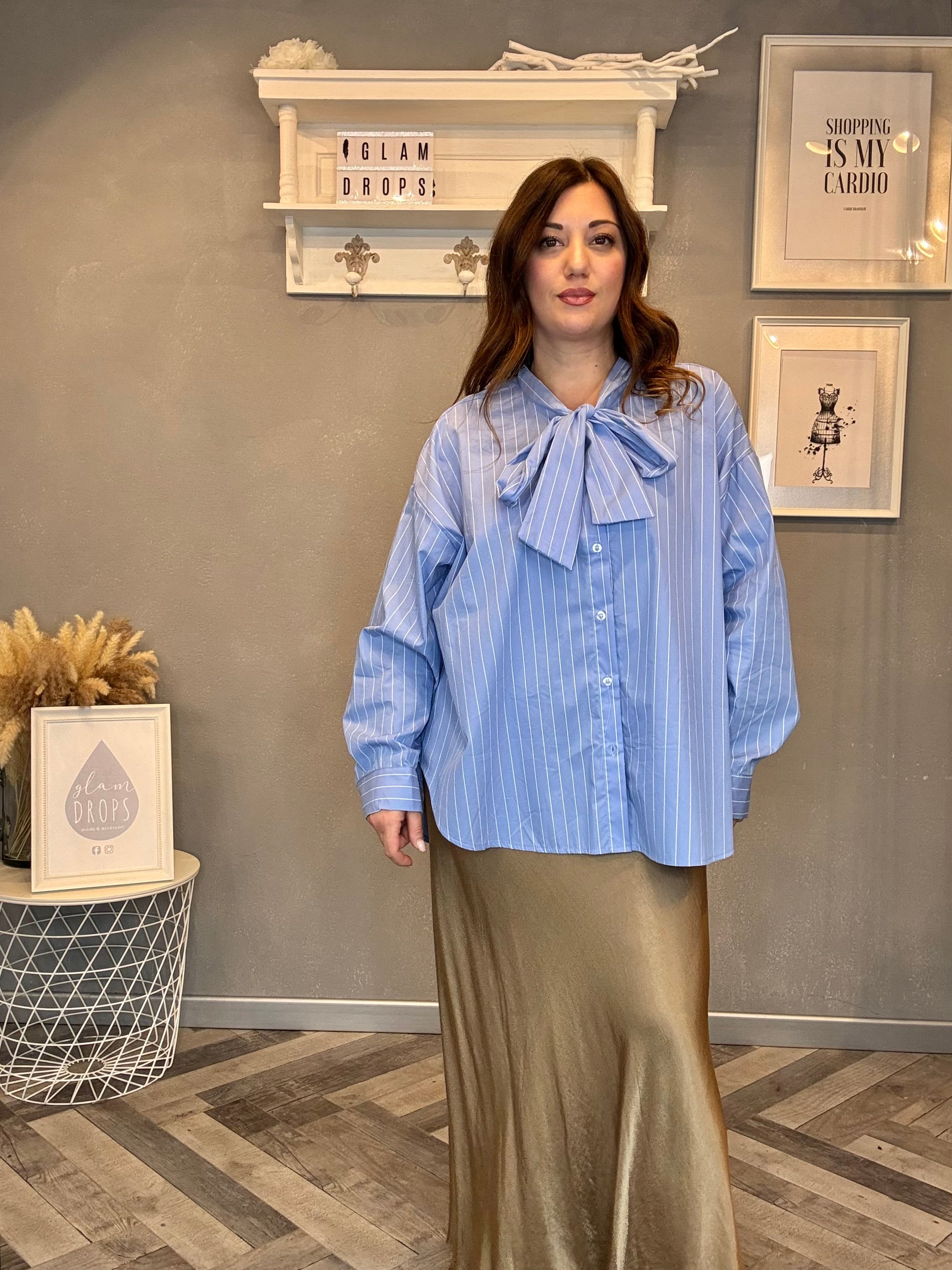 Camicia celeste a righe bianche con fiocco