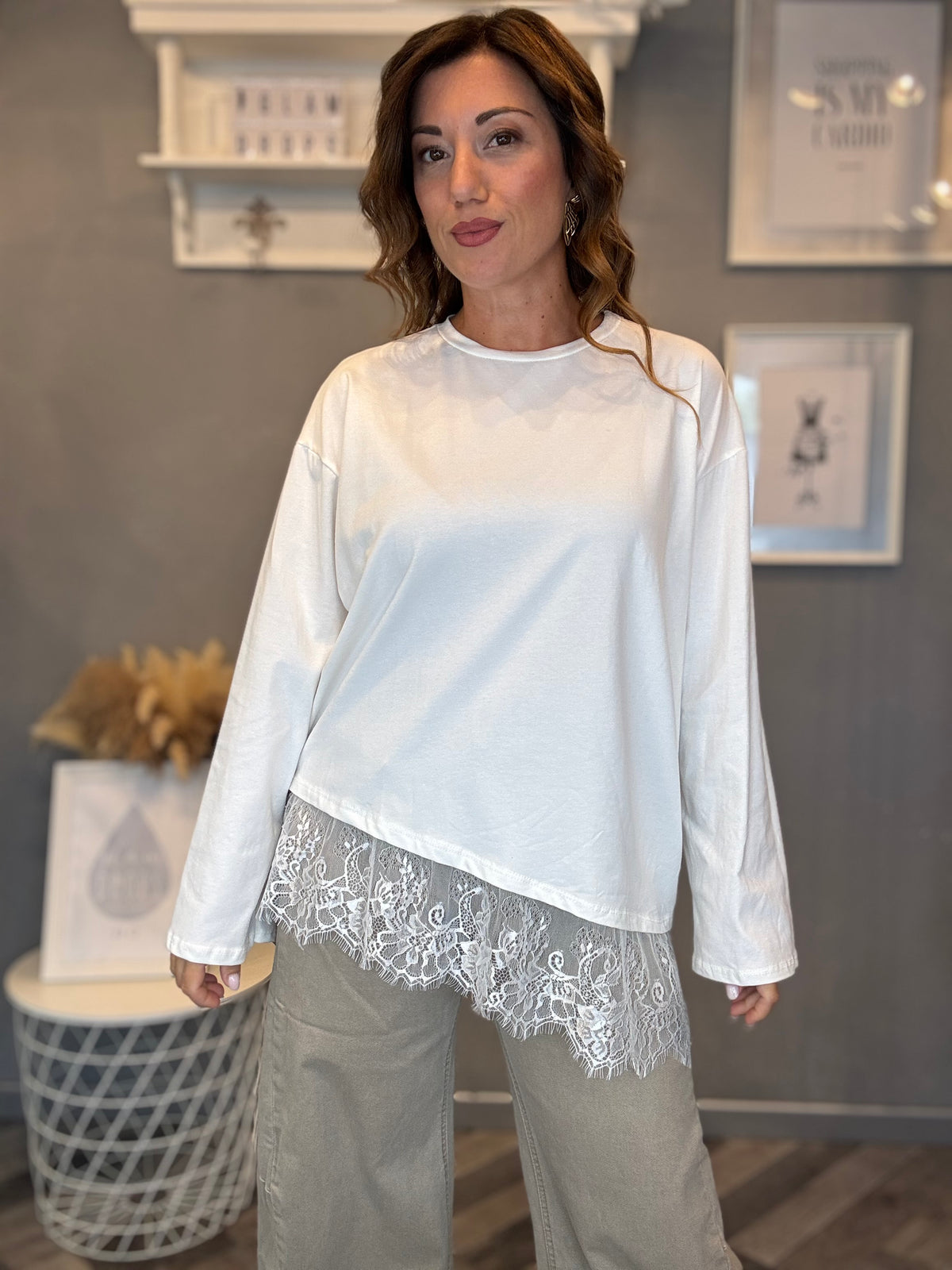 T-shirt asimmetrica con pizzo bianco