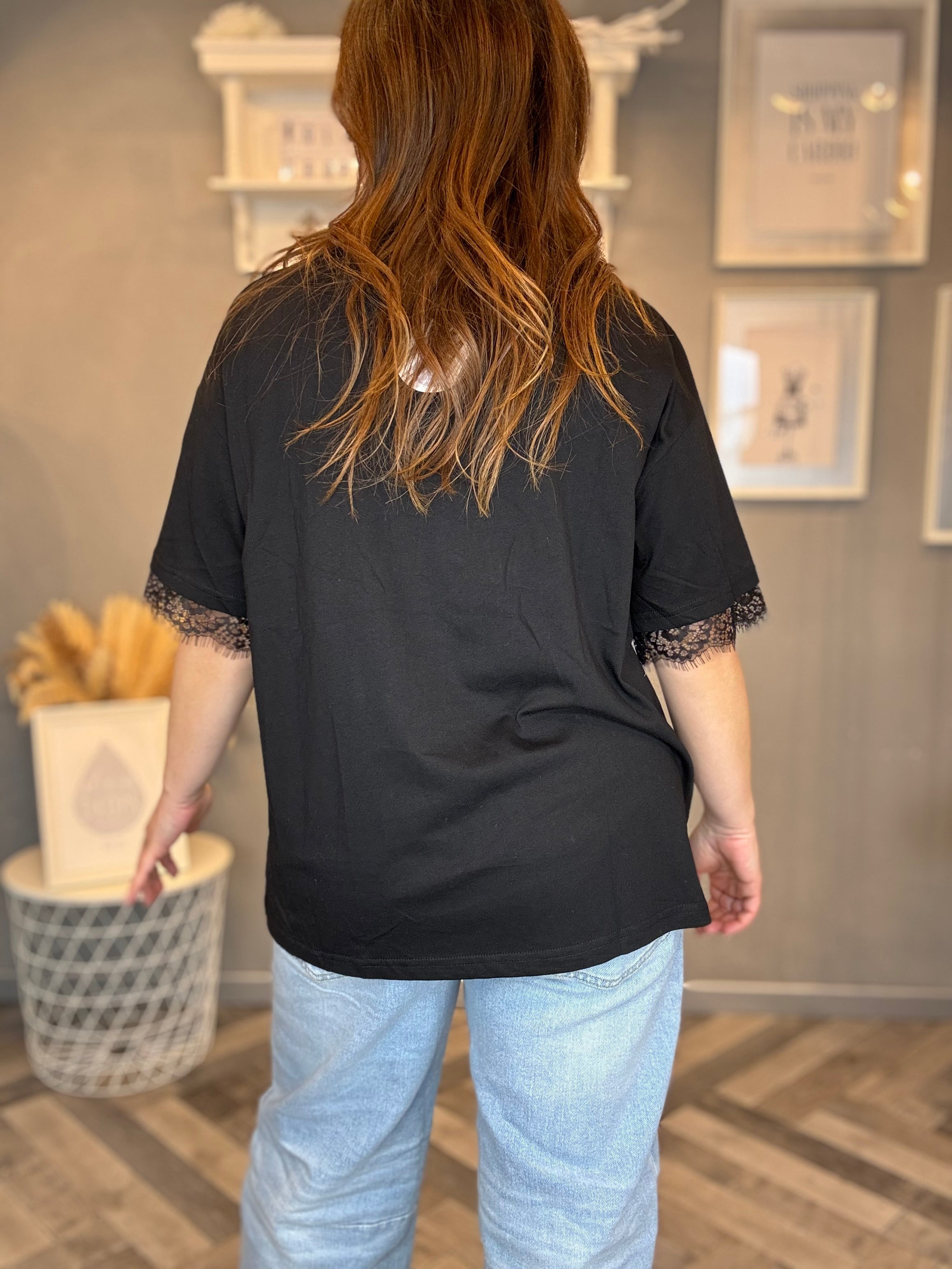 T-shirt over pizzo details nera