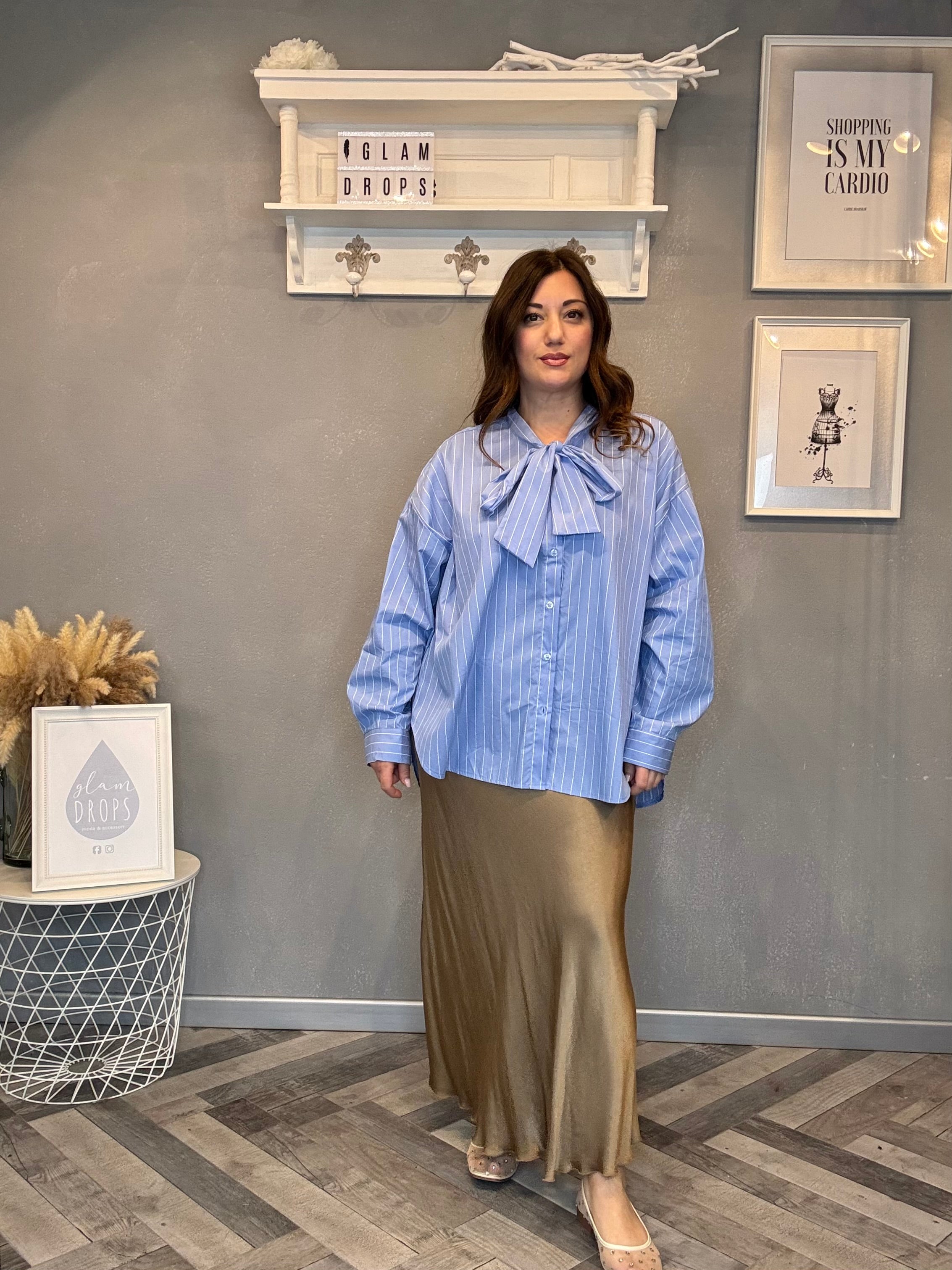 Camicia celeste a righe bianche con fiocco