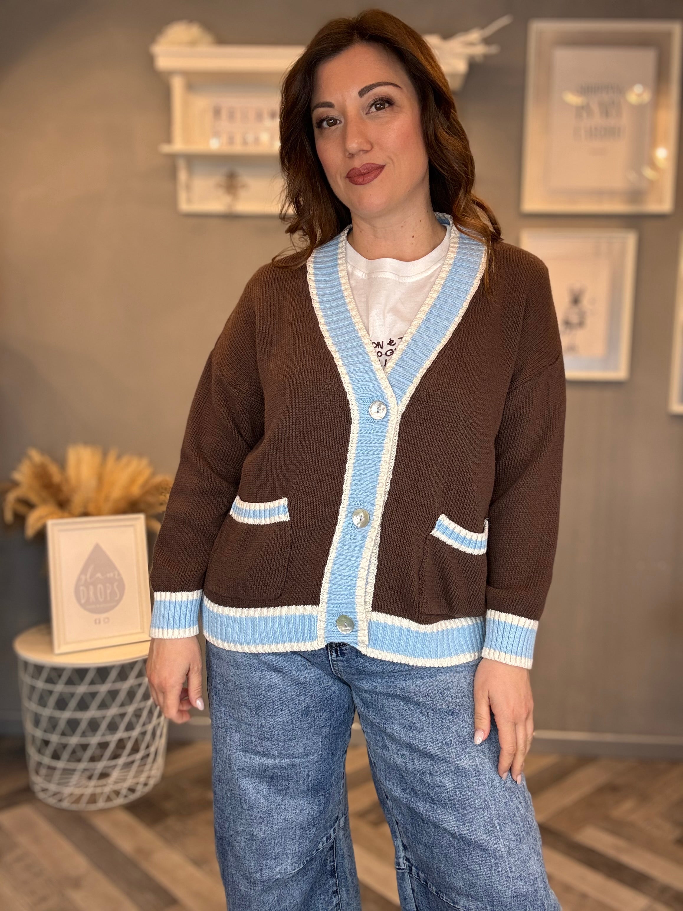 Cardigan cioccolato profili azzurri