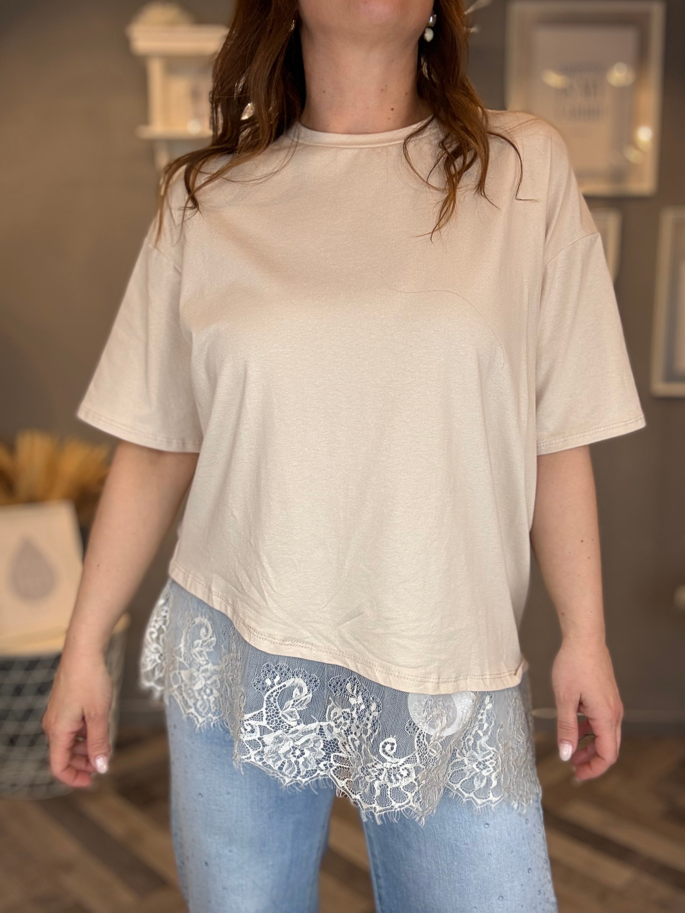 T-shirt beige over con pizzo