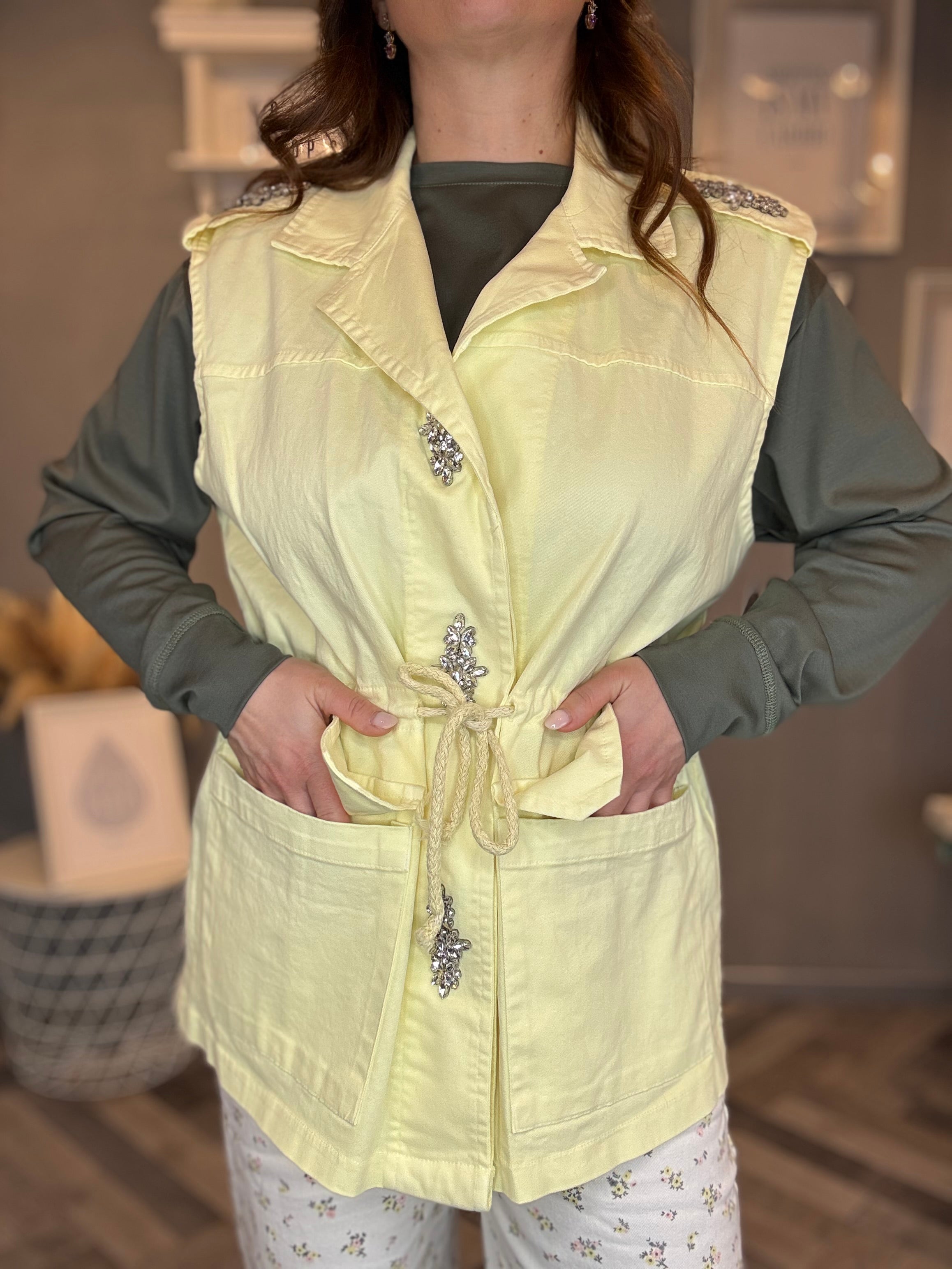 Gilet gioiello con cabochon giallo pastello