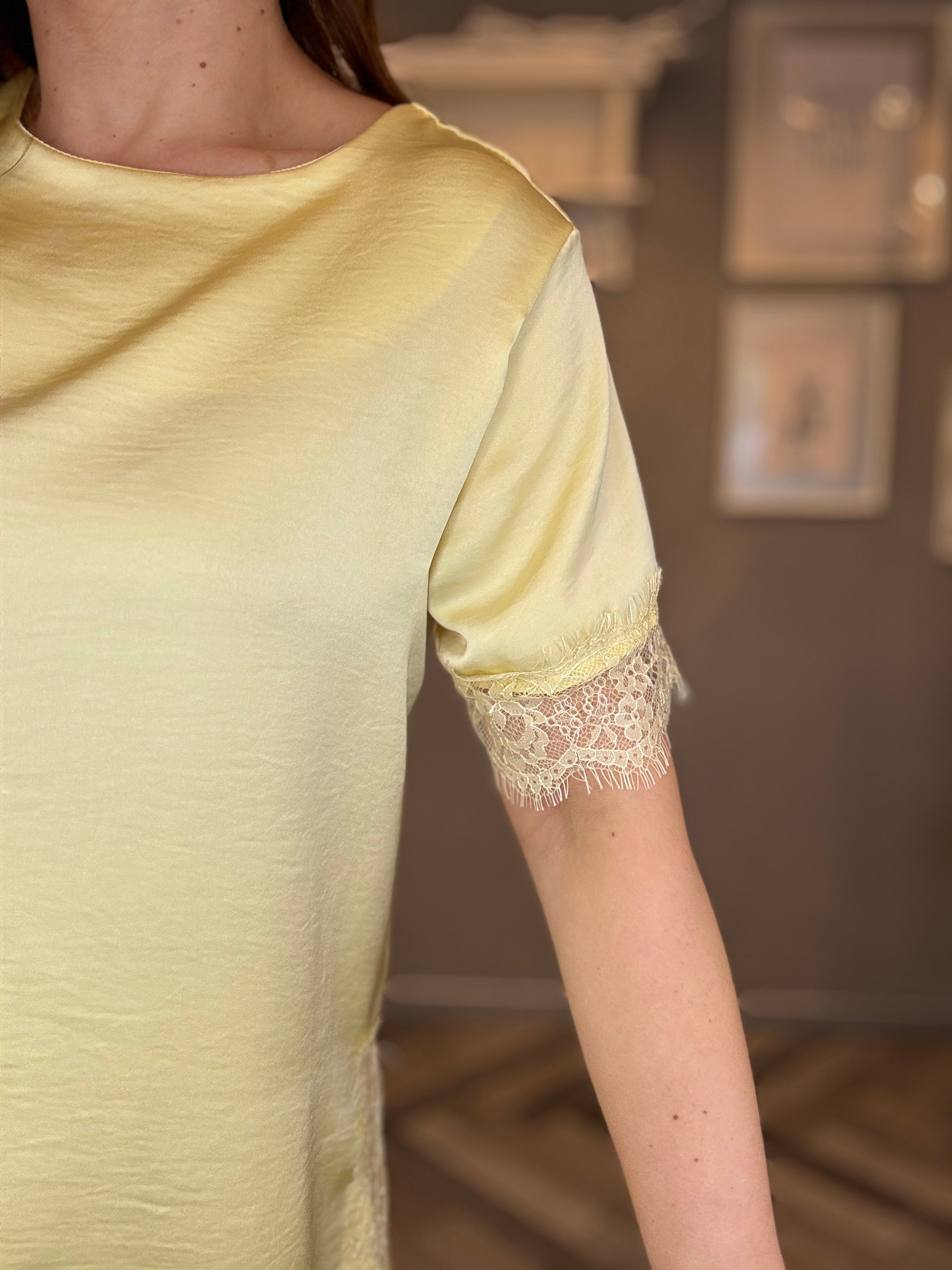 Blusa satin con pizzo giallo pastello