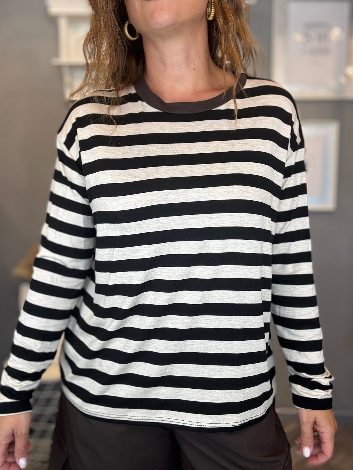 T-shirt soft righe beige nero collo moro