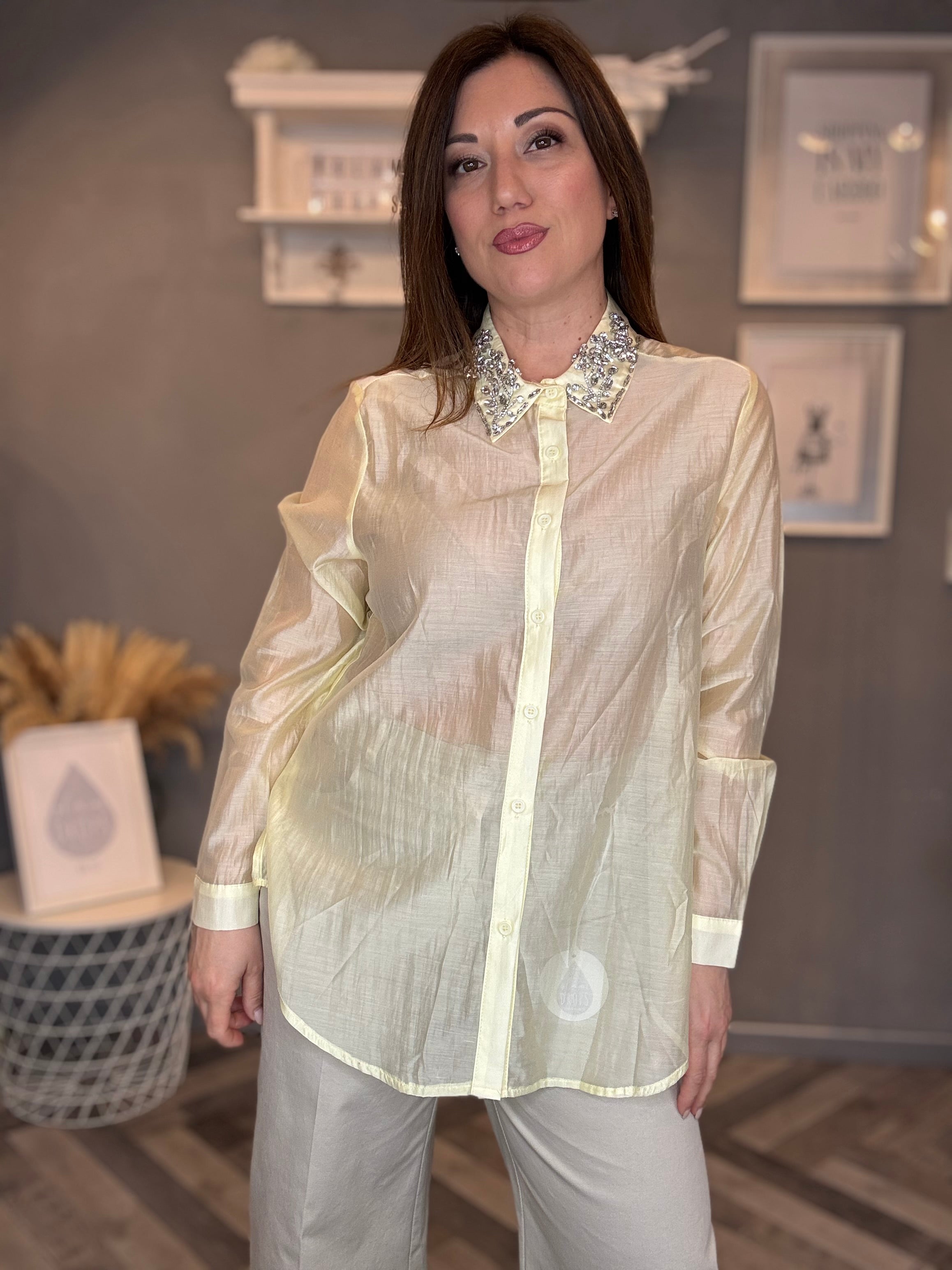 Camicia giallo pastello collo gioiello