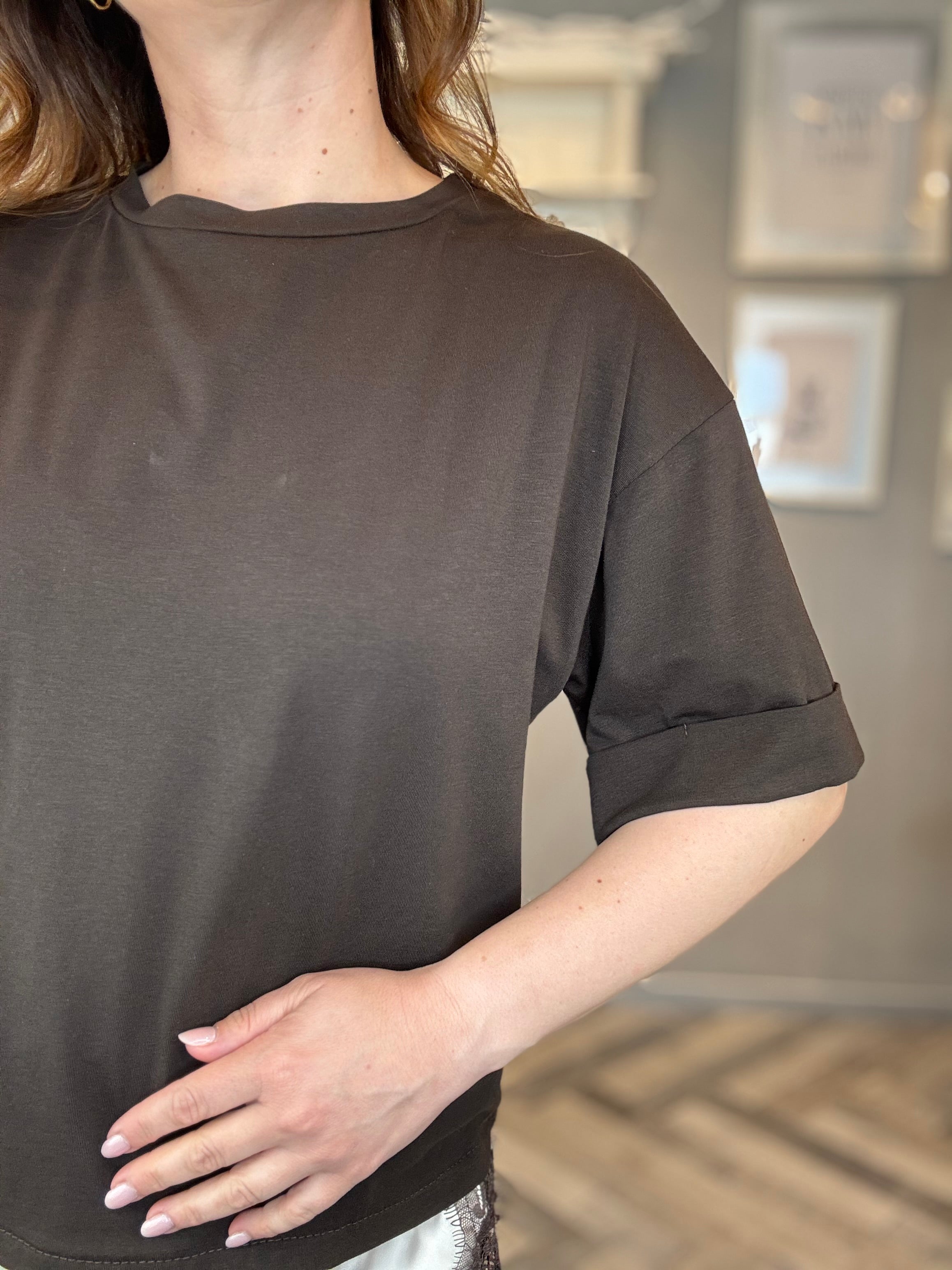 T-shirt moro con satin e pizzo