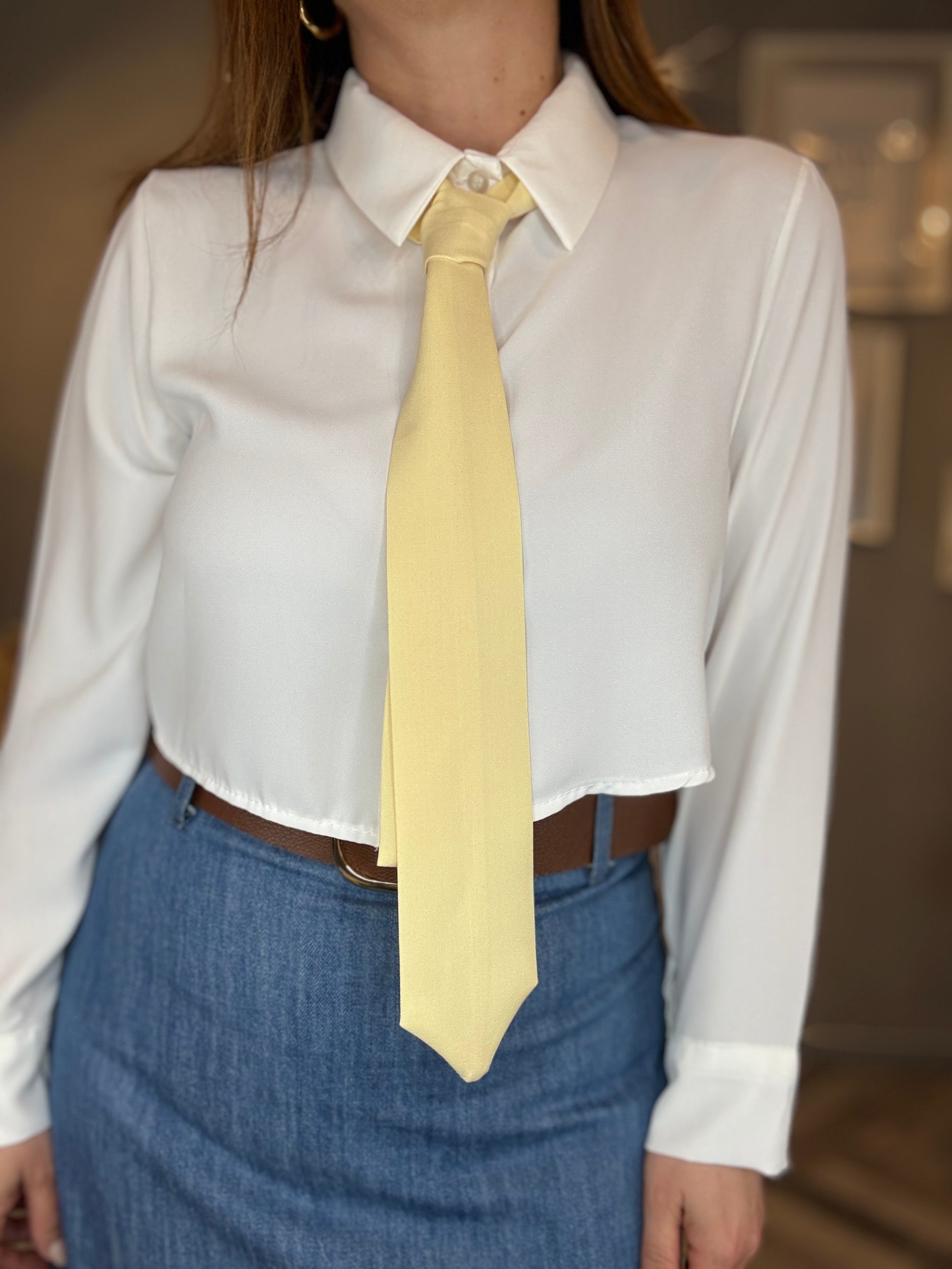 Camicia crop con cravatta gialla