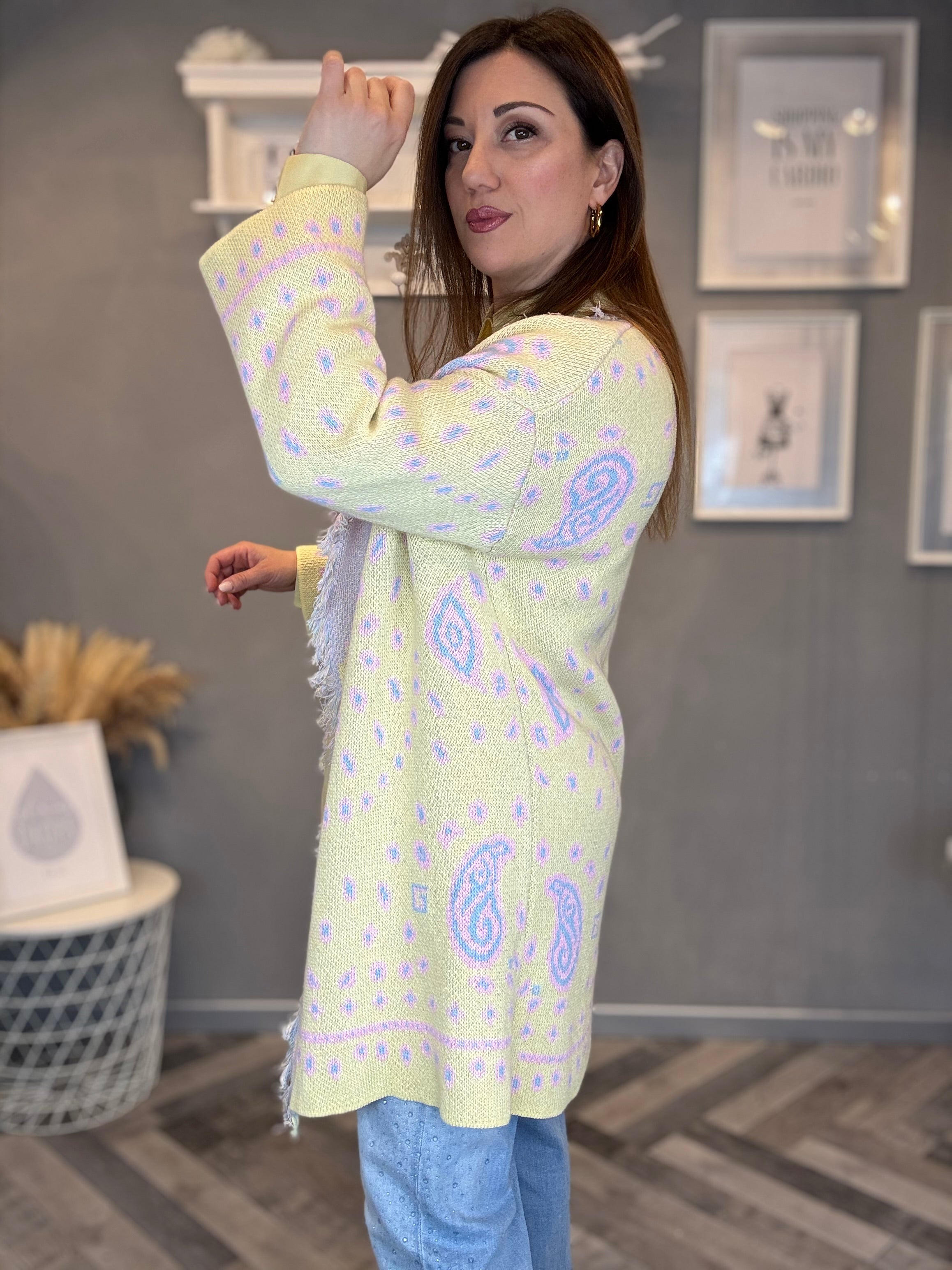 Cardigan jacquard giallo pastello con frange