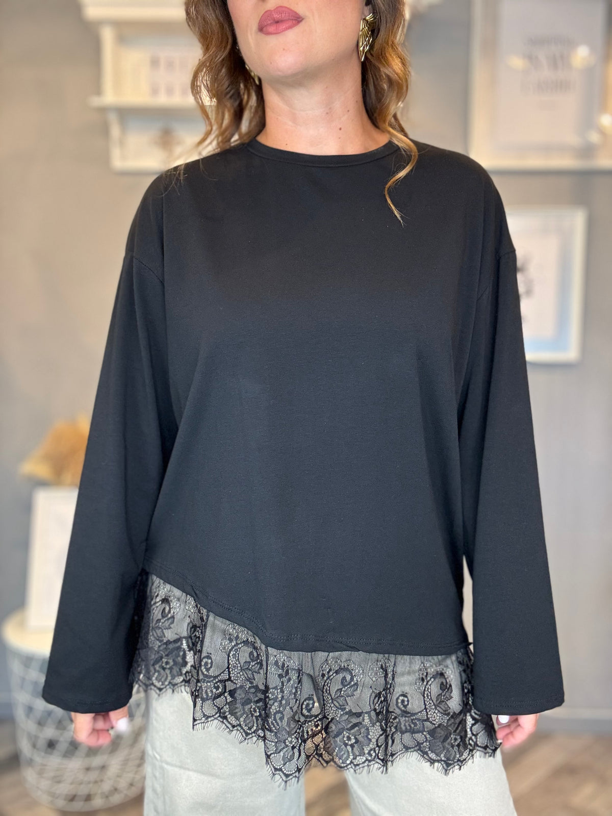 T-shirt asimmetrica con pizzo nero