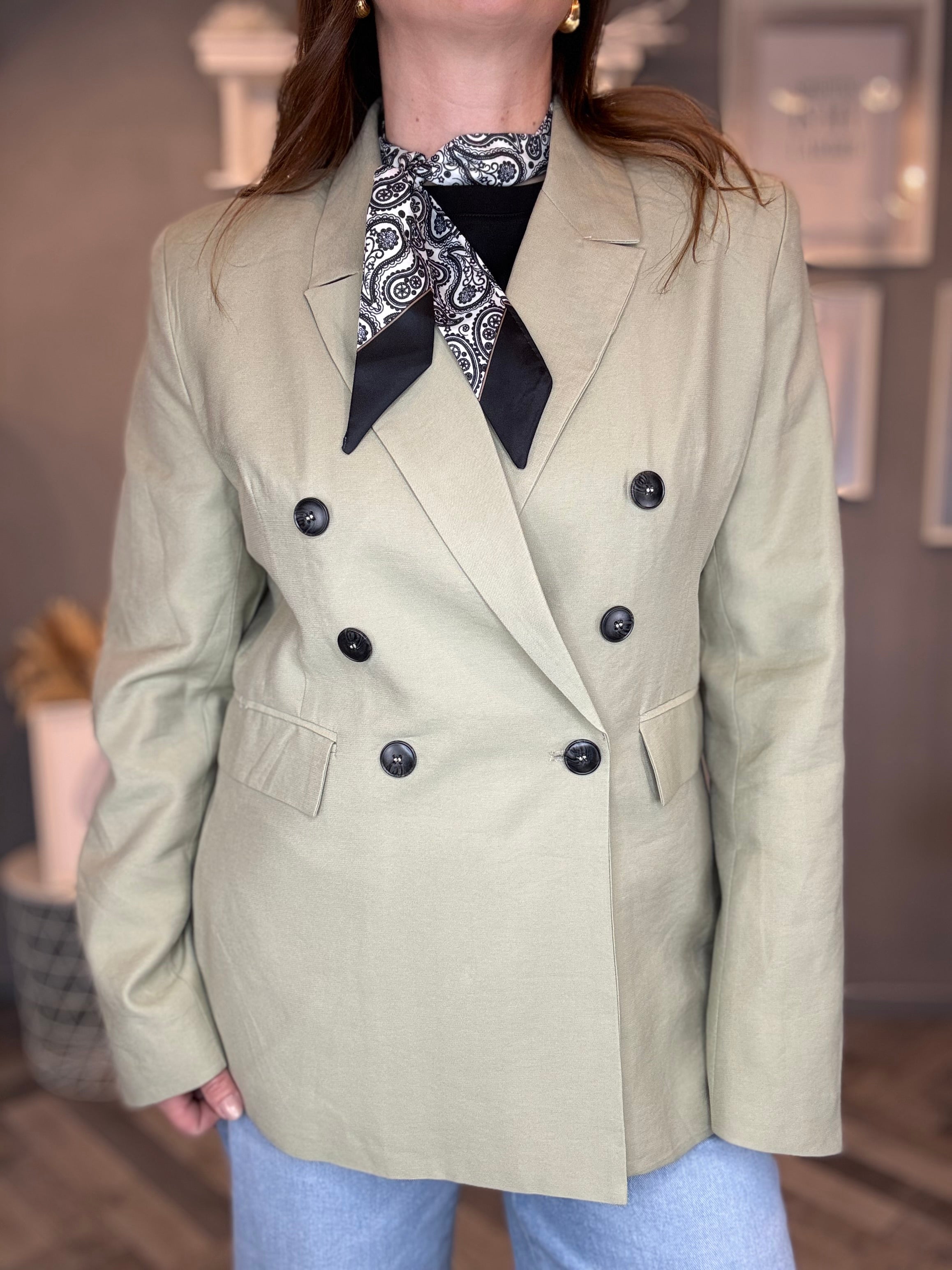 Blazer salvia con foulard