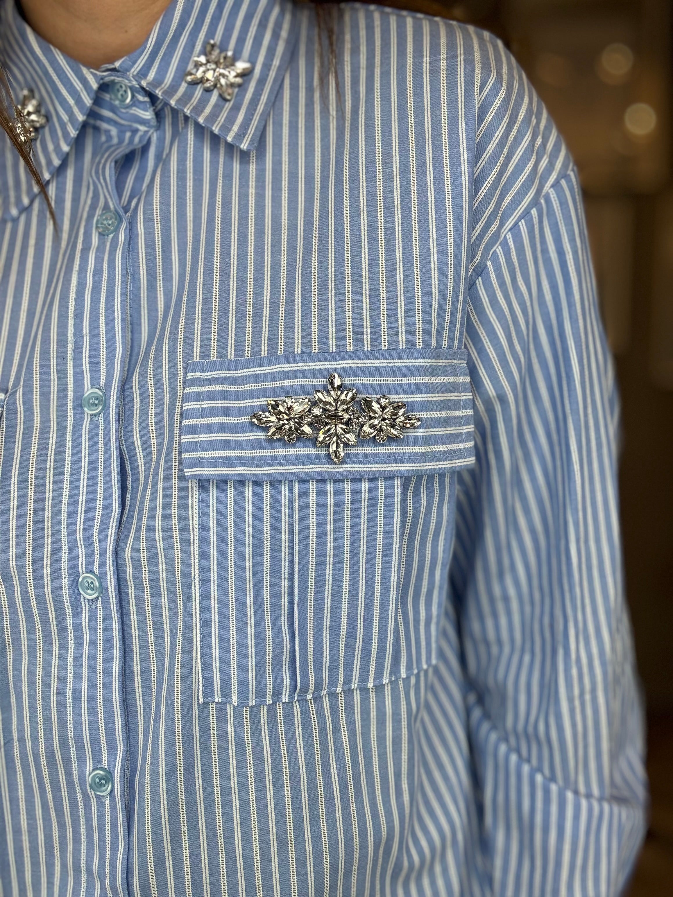 Camicia celeste a righe con applicazioni gioiello