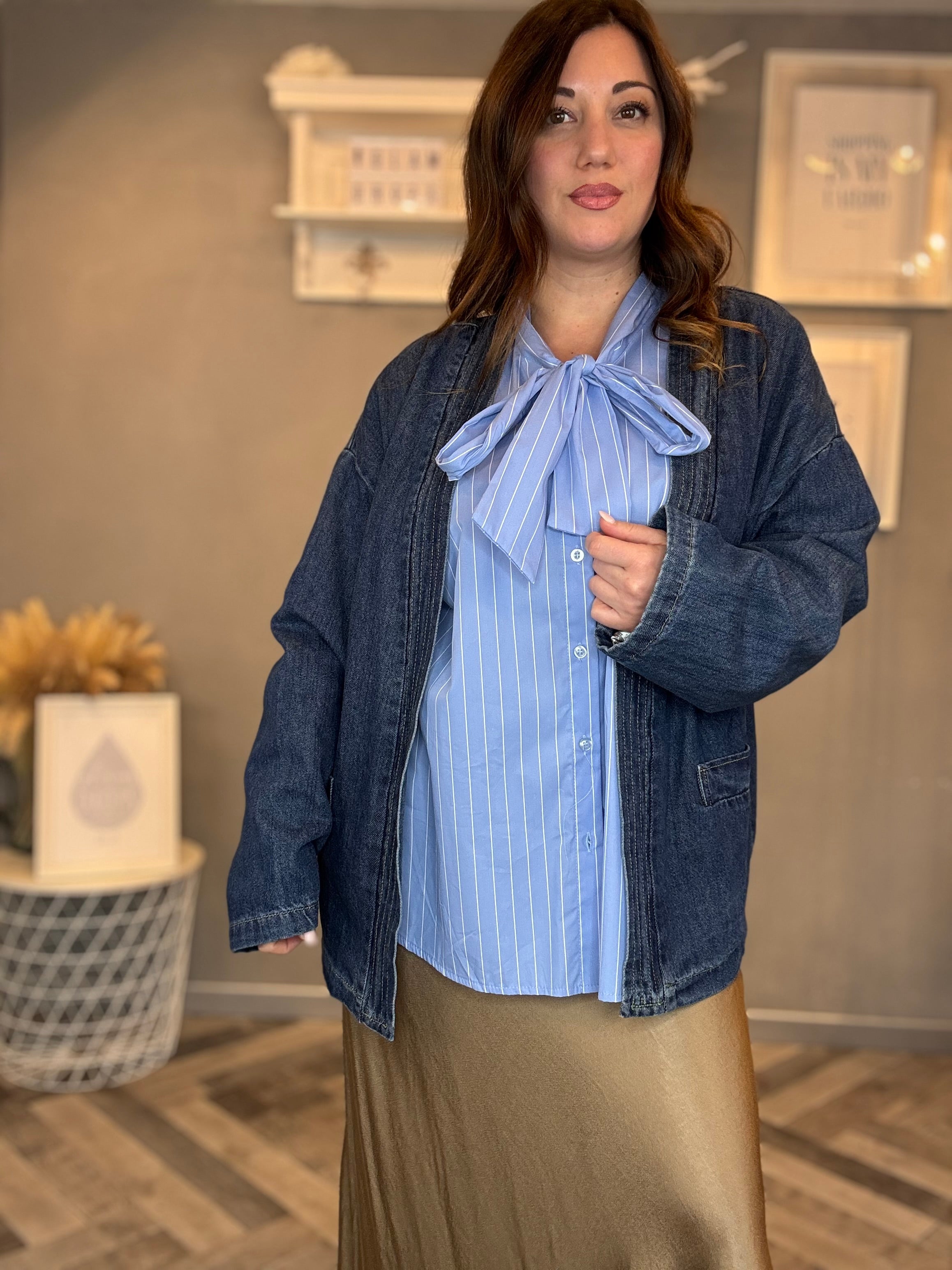 Camicia celeste a righe bianche con fiocco