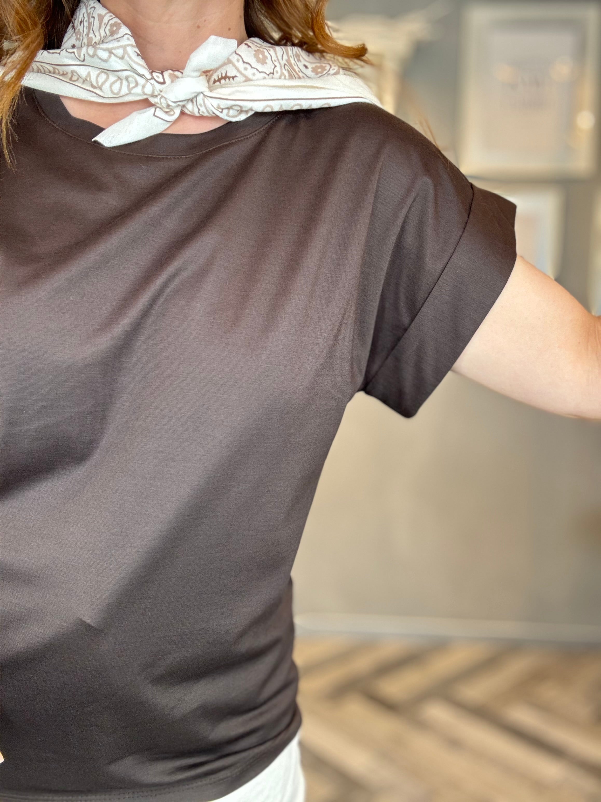 T-shirt moro con foulard bandana