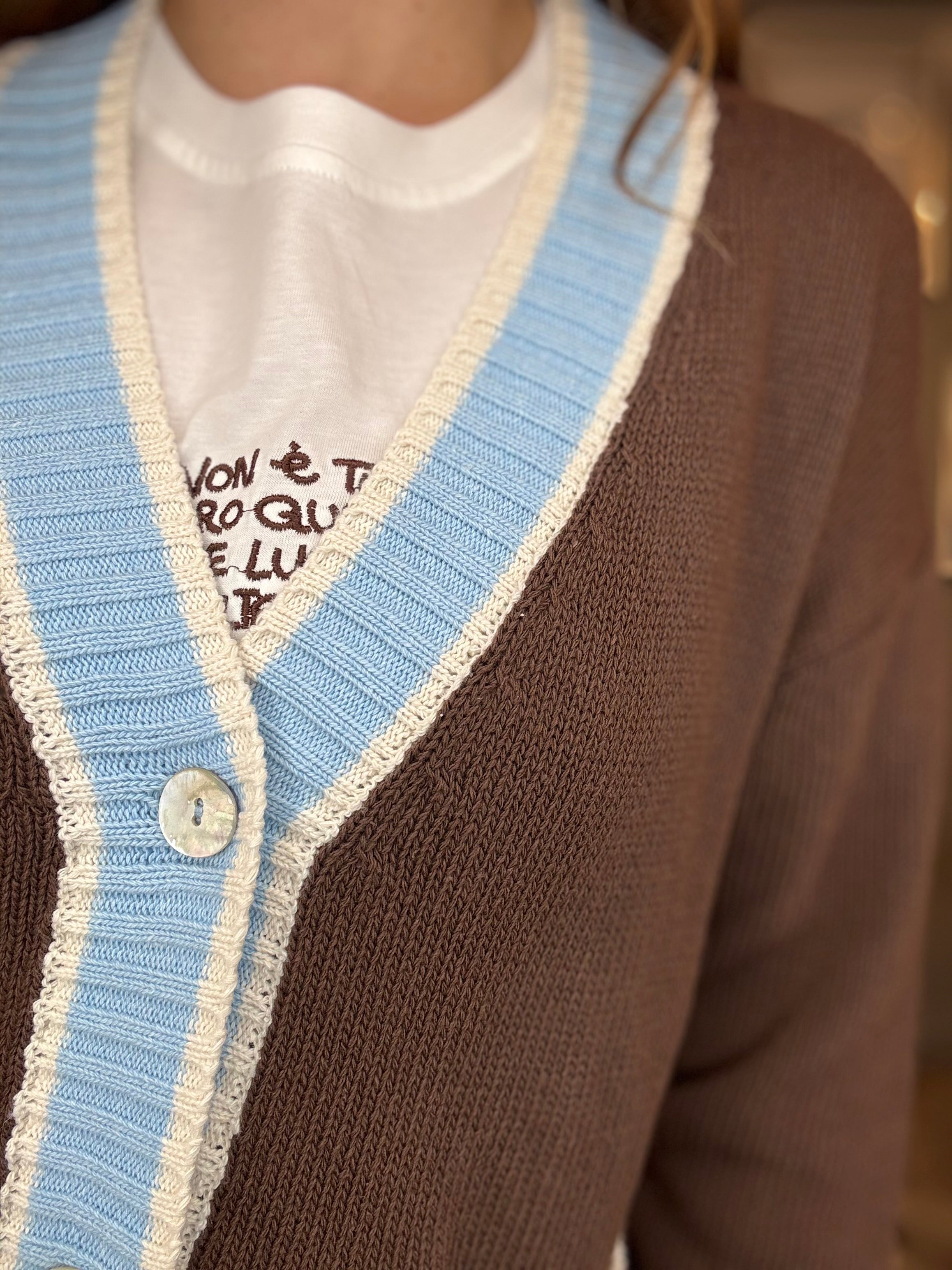 Cardigan cioccolato profili azzurri