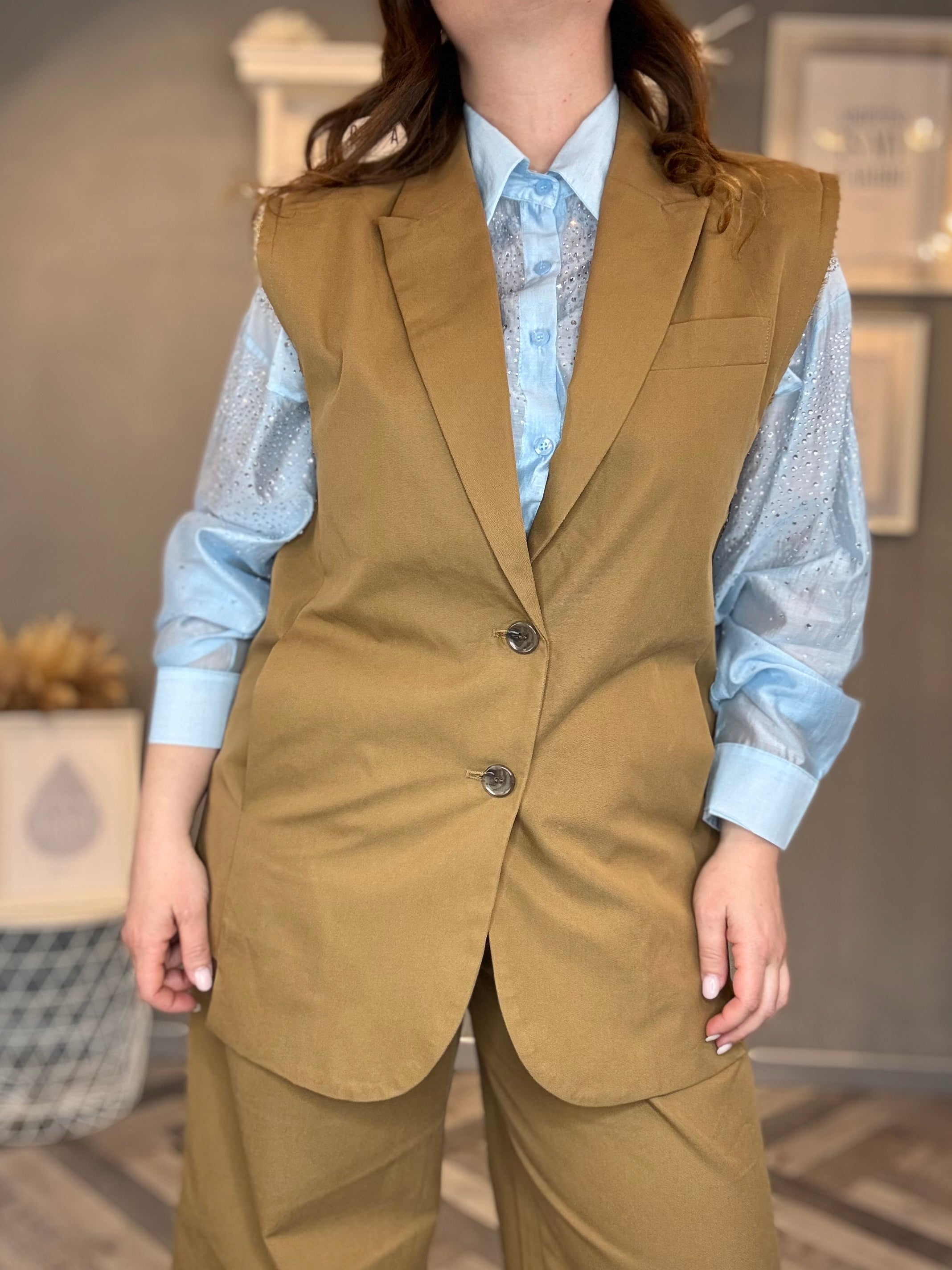 Gilet blazer smanicato con spallina tagliata a vivo