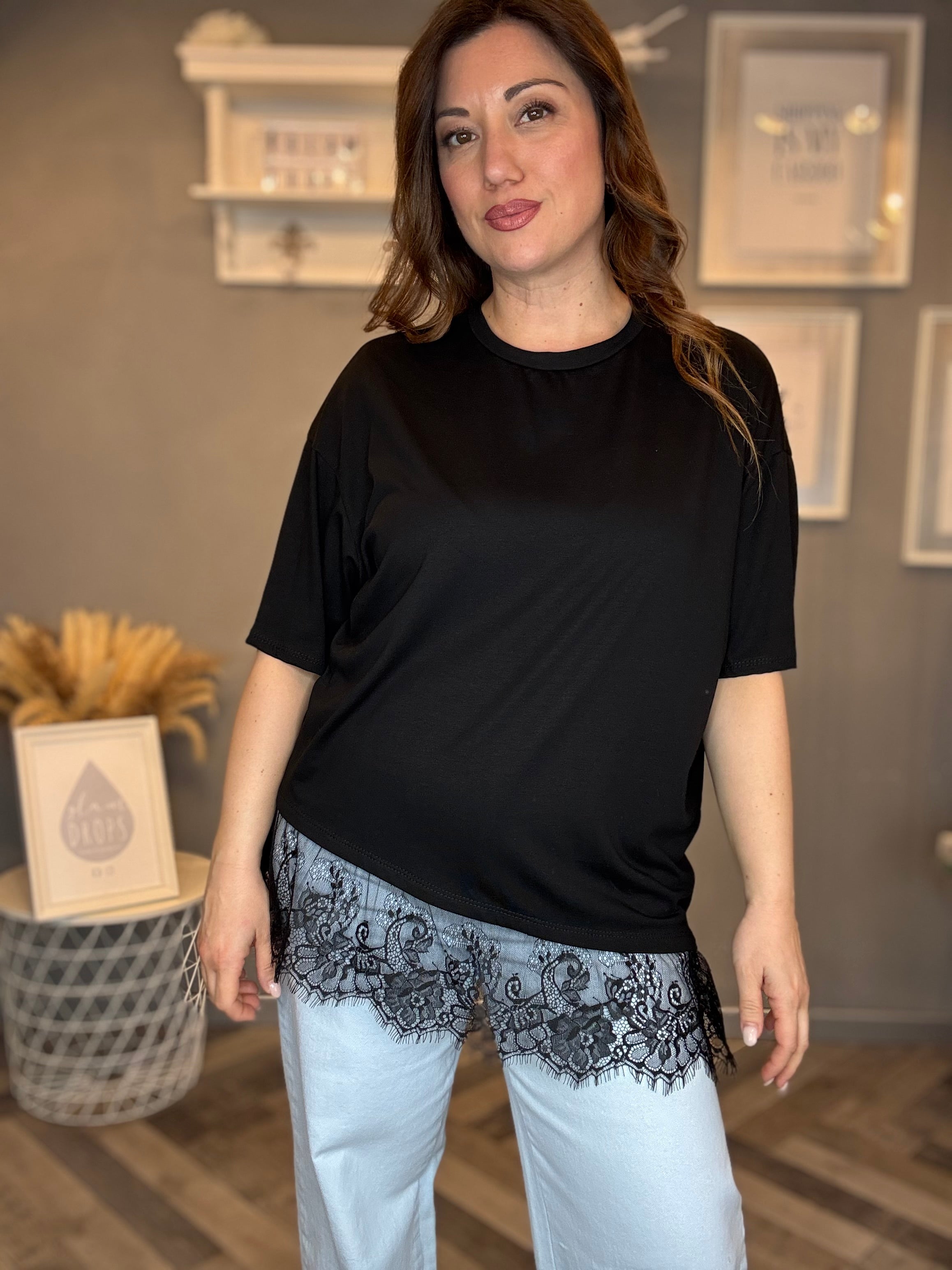 T-shirt nera over con pizzo
