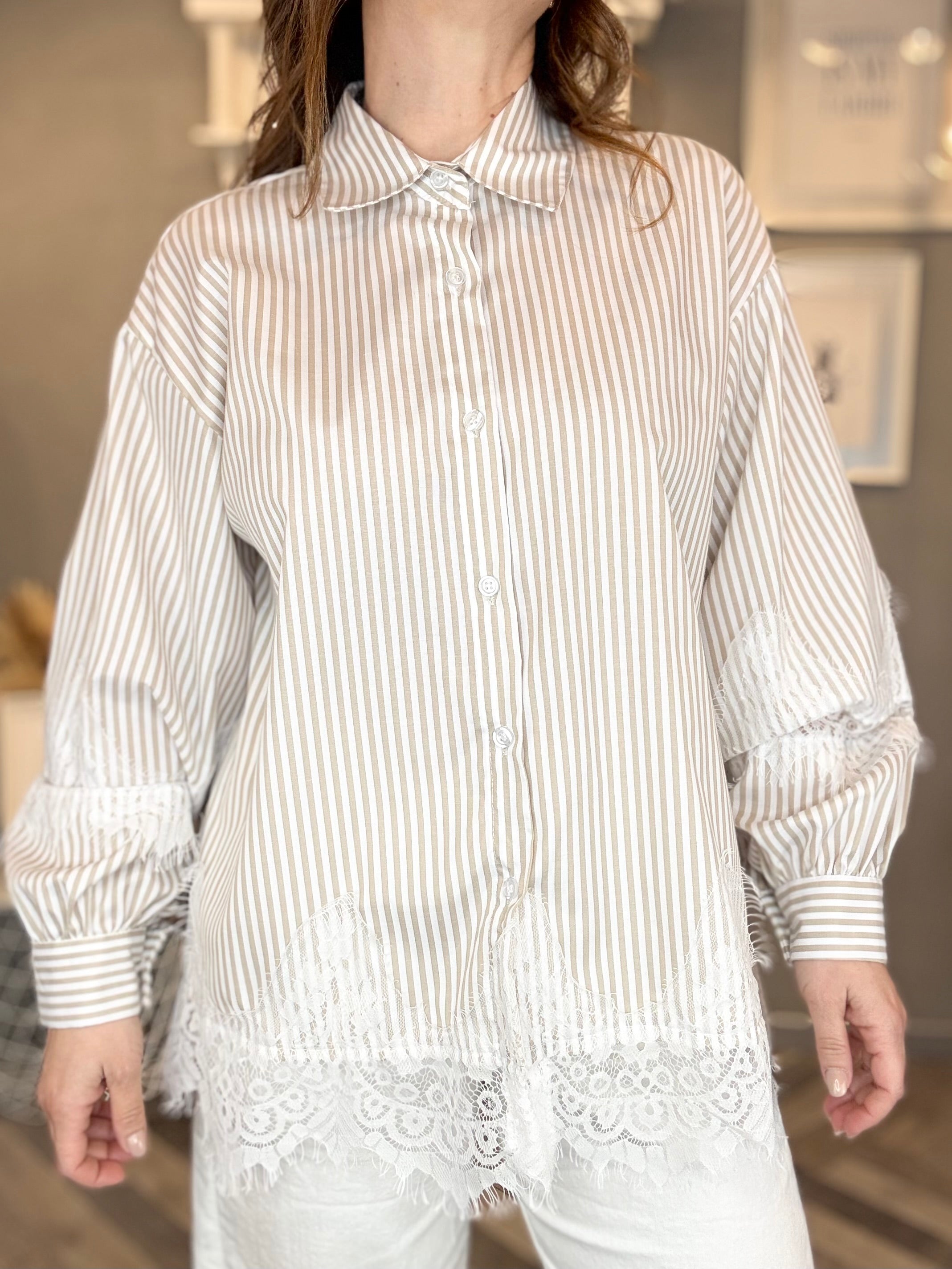 Camicia a righe con pizzo