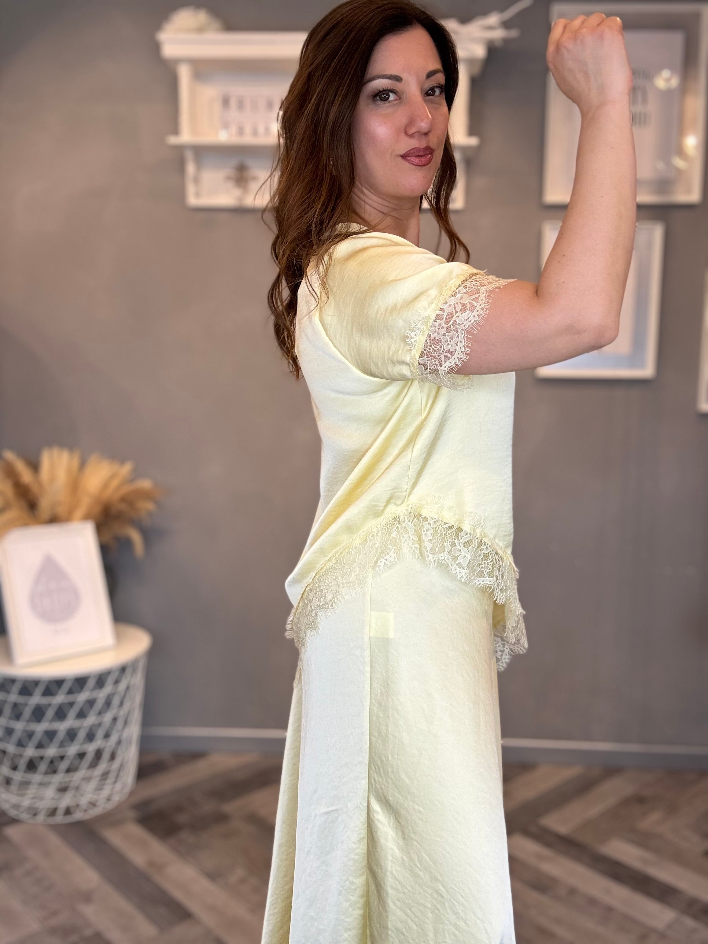 Blusa satin con pizzo giallo pastello