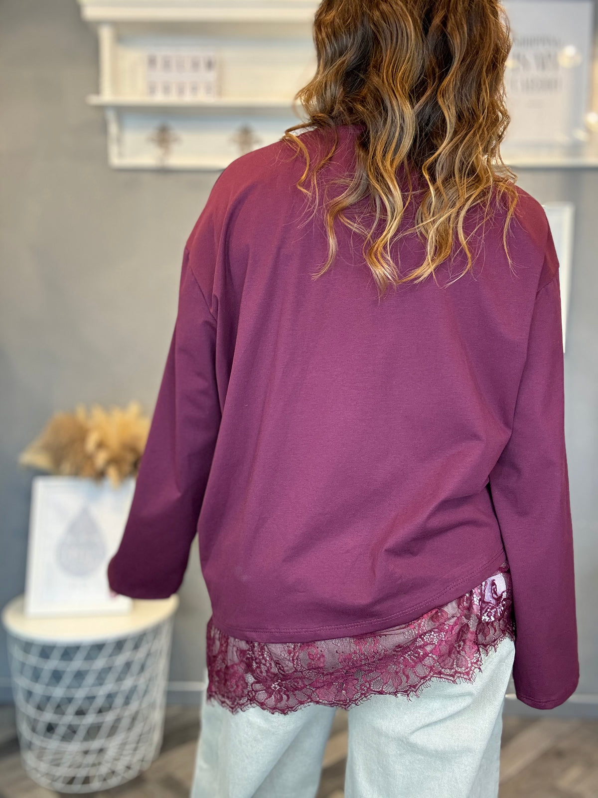 T-shirt asimmetrica con pizzo bordeaux