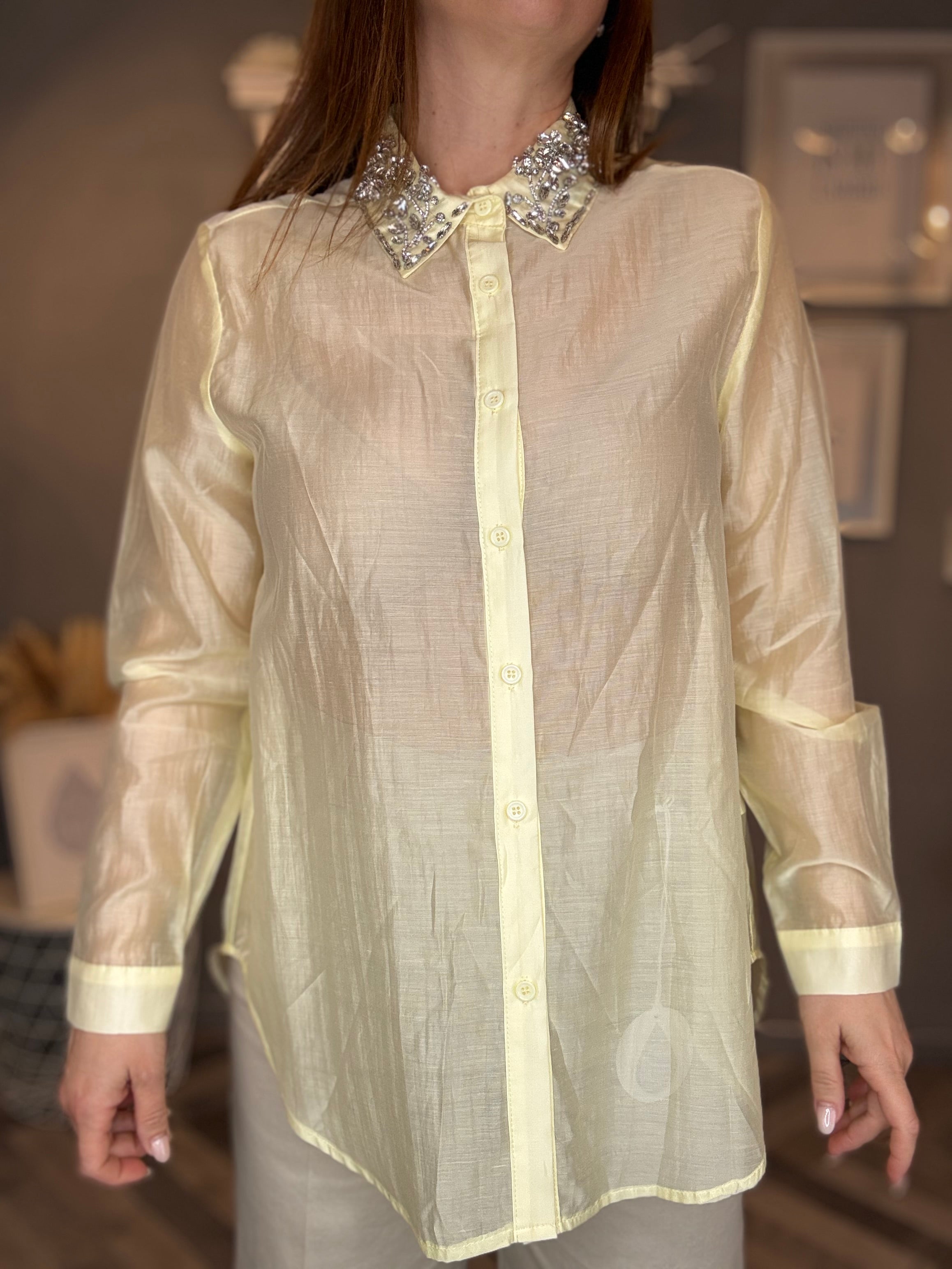 Camicia giallo pastello collo gioiello