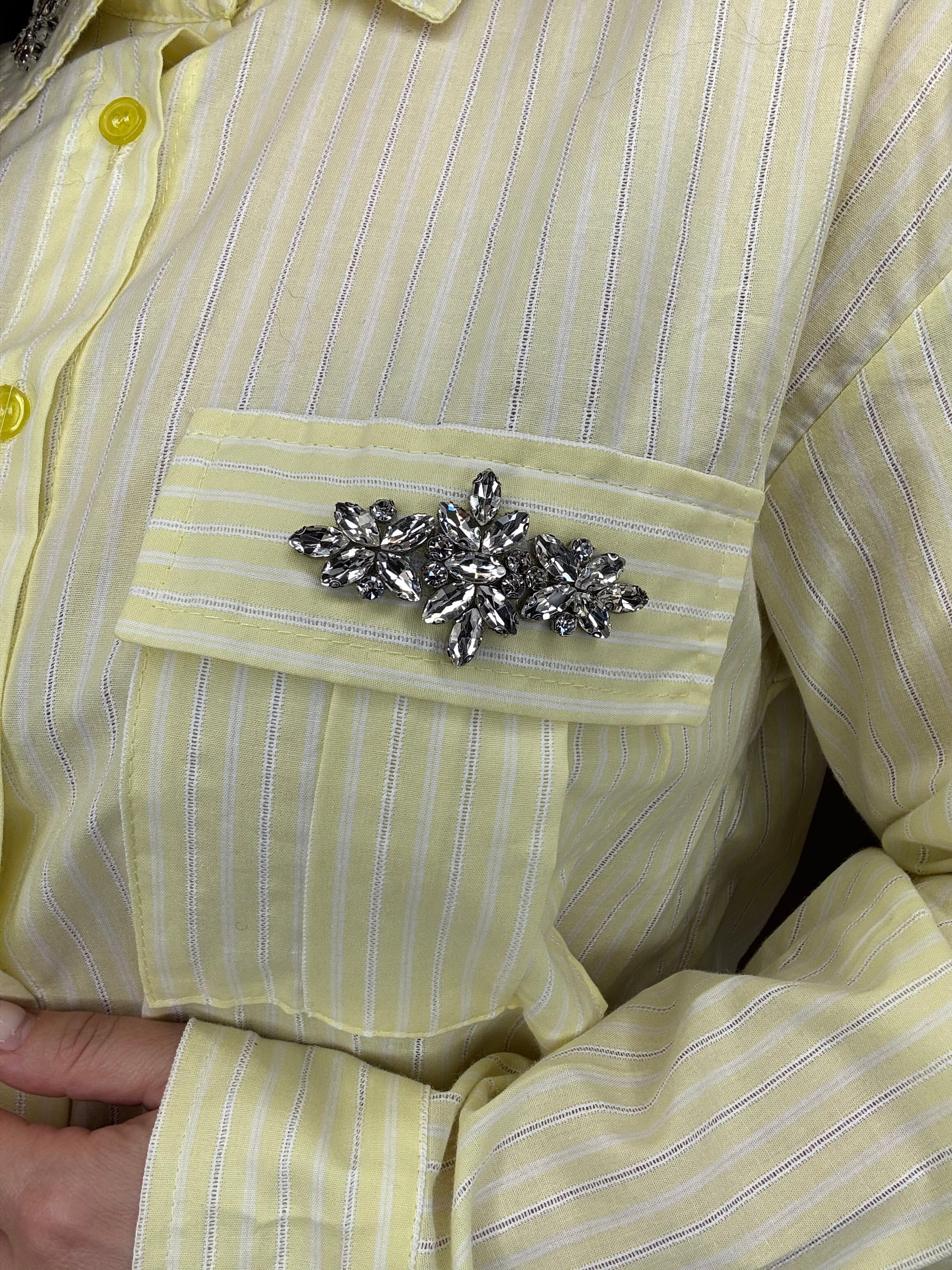 Camicia giallo pastello a righe con applicazioni gioiello