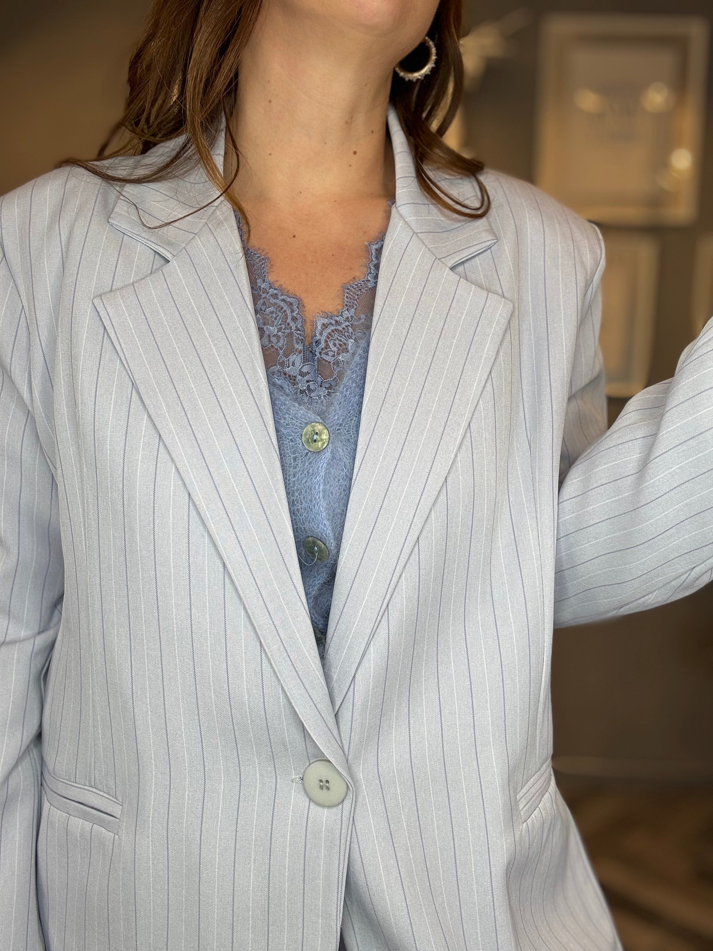 Tailleur a righe celeste polvere