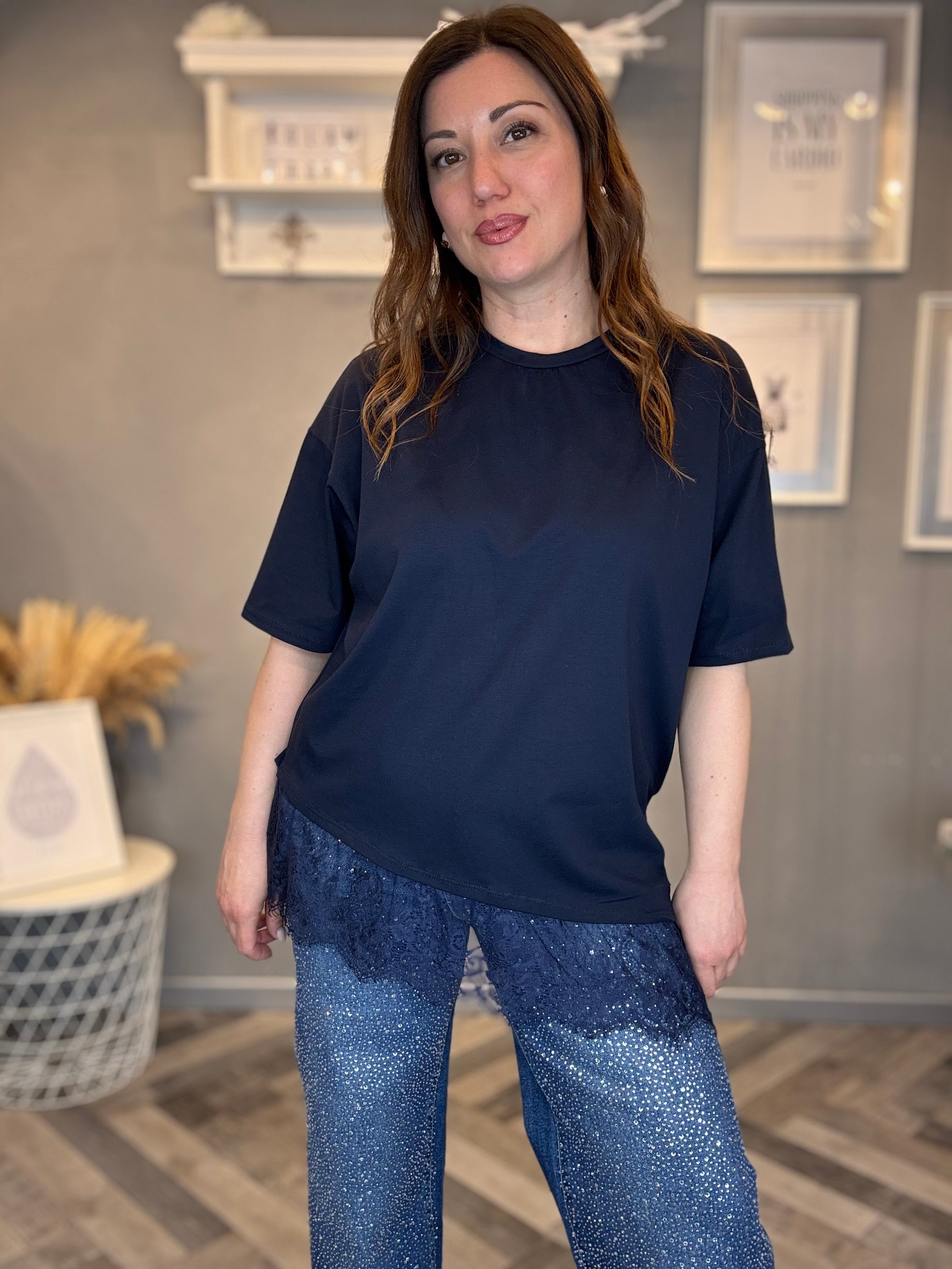 T-shirt blu over con pizzo