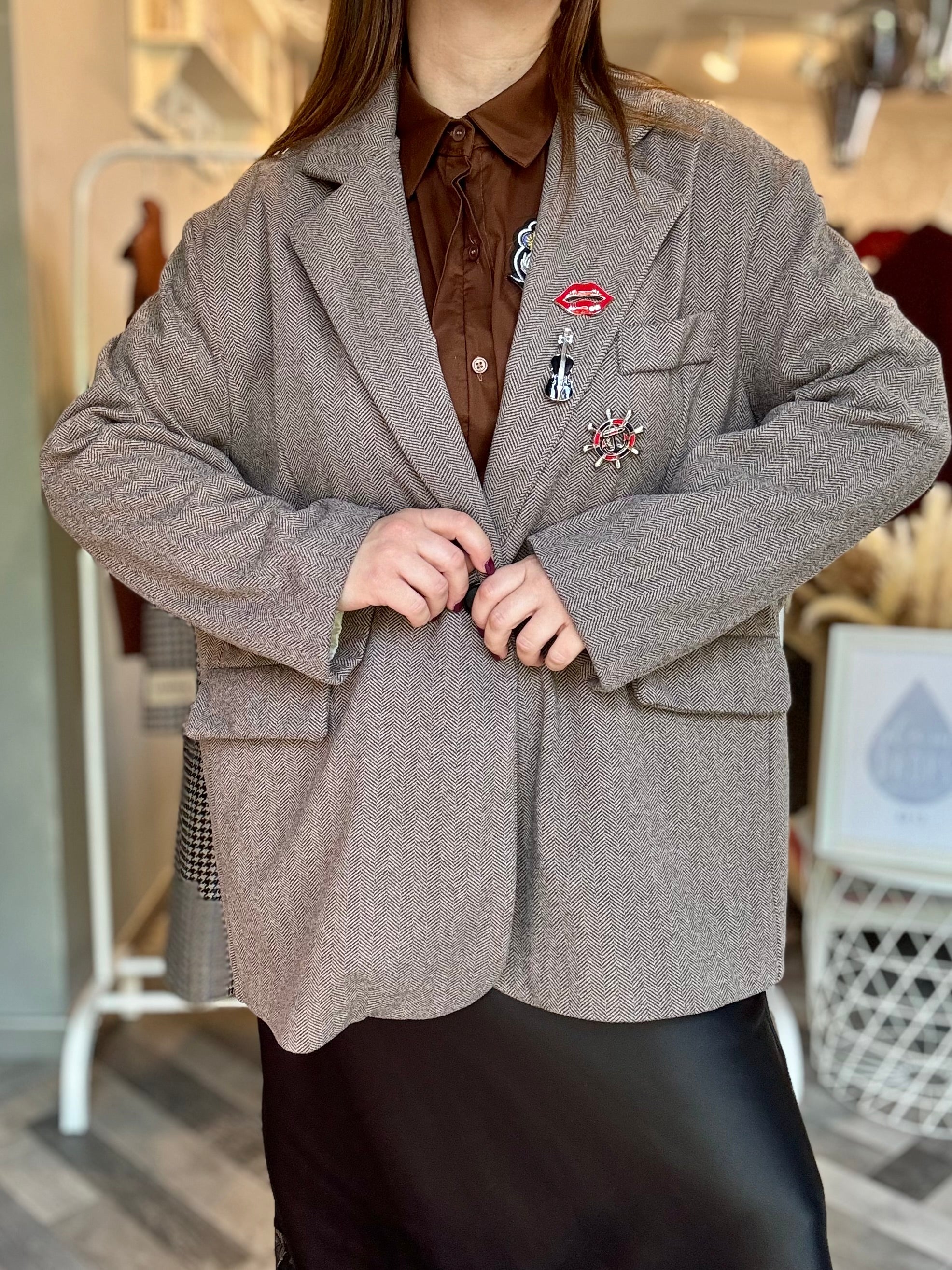 Blazer spigato con spille