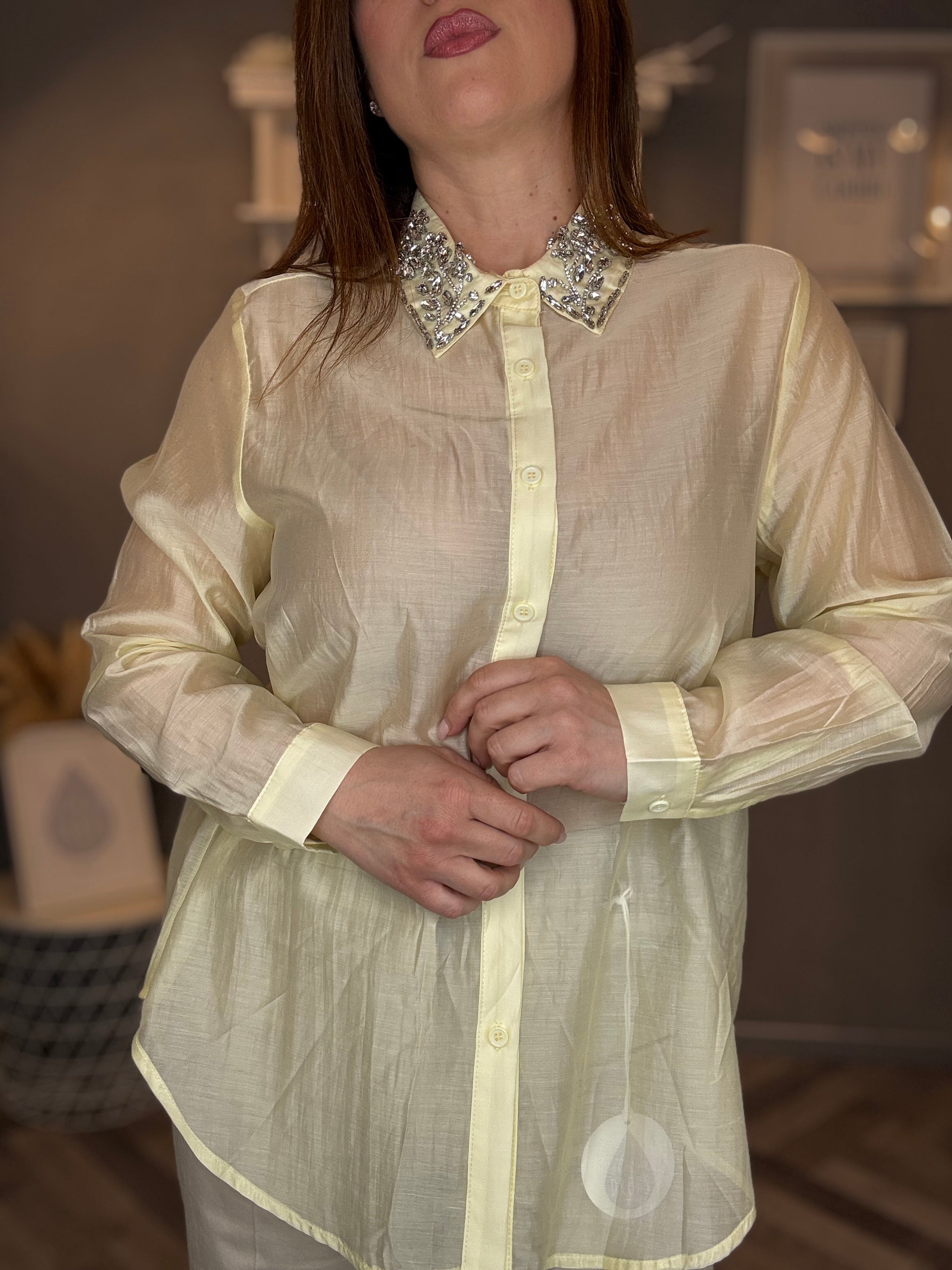 Camicia giallo pastello collo gioiello