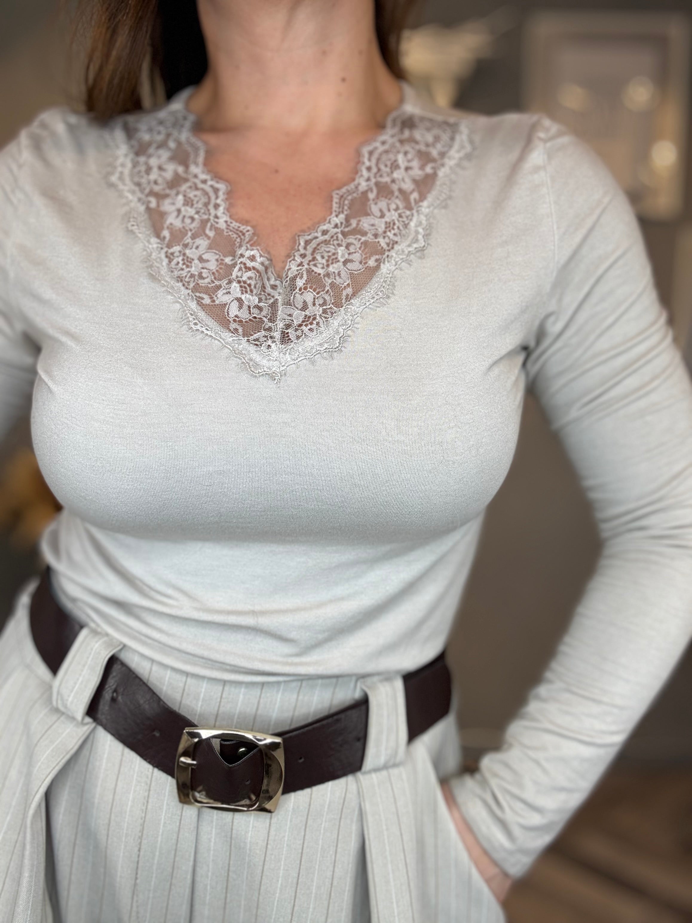 T-shirt in viscosa con pizzo
