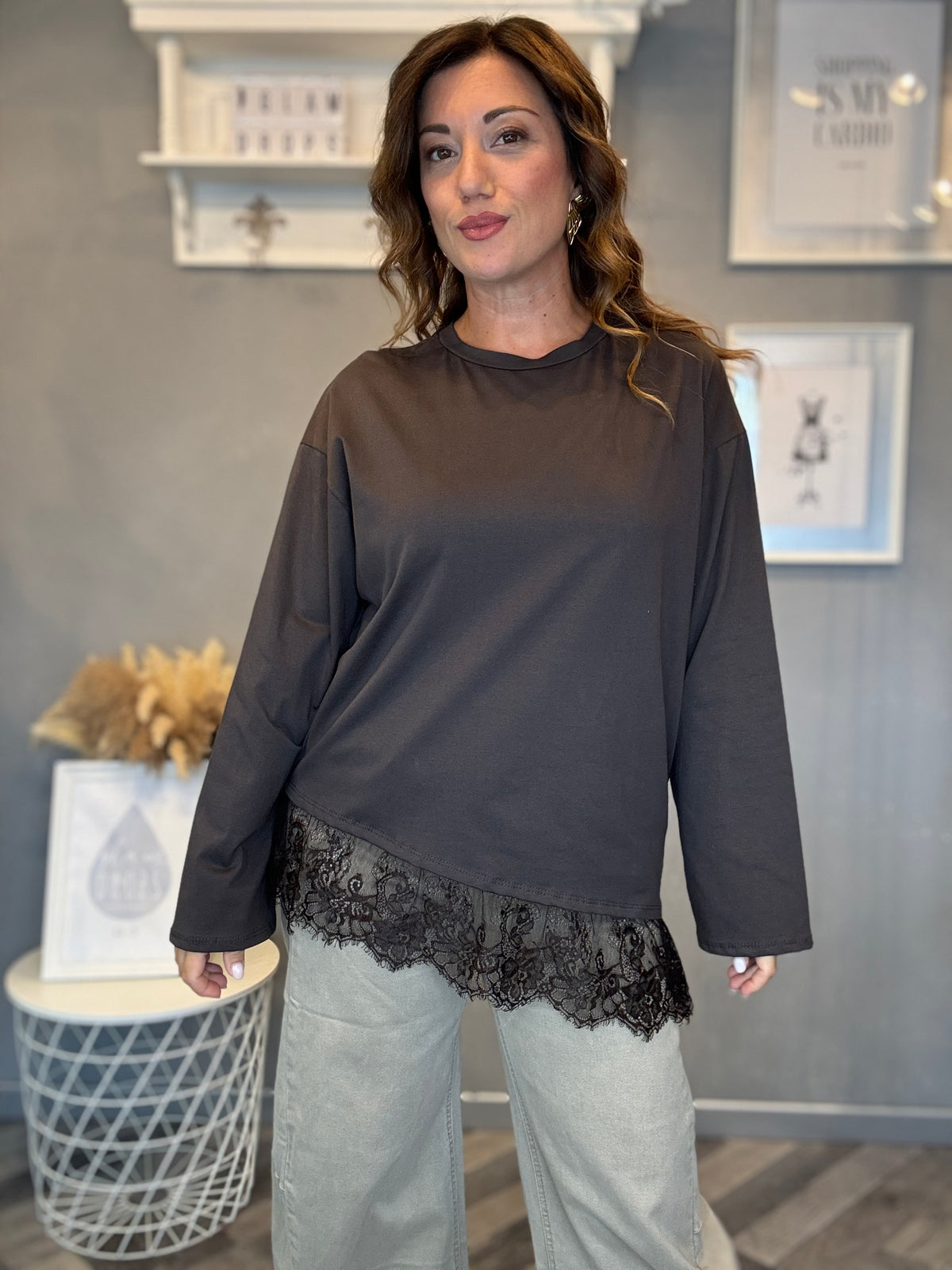 T-shirt asimmetrica con pizzo moro